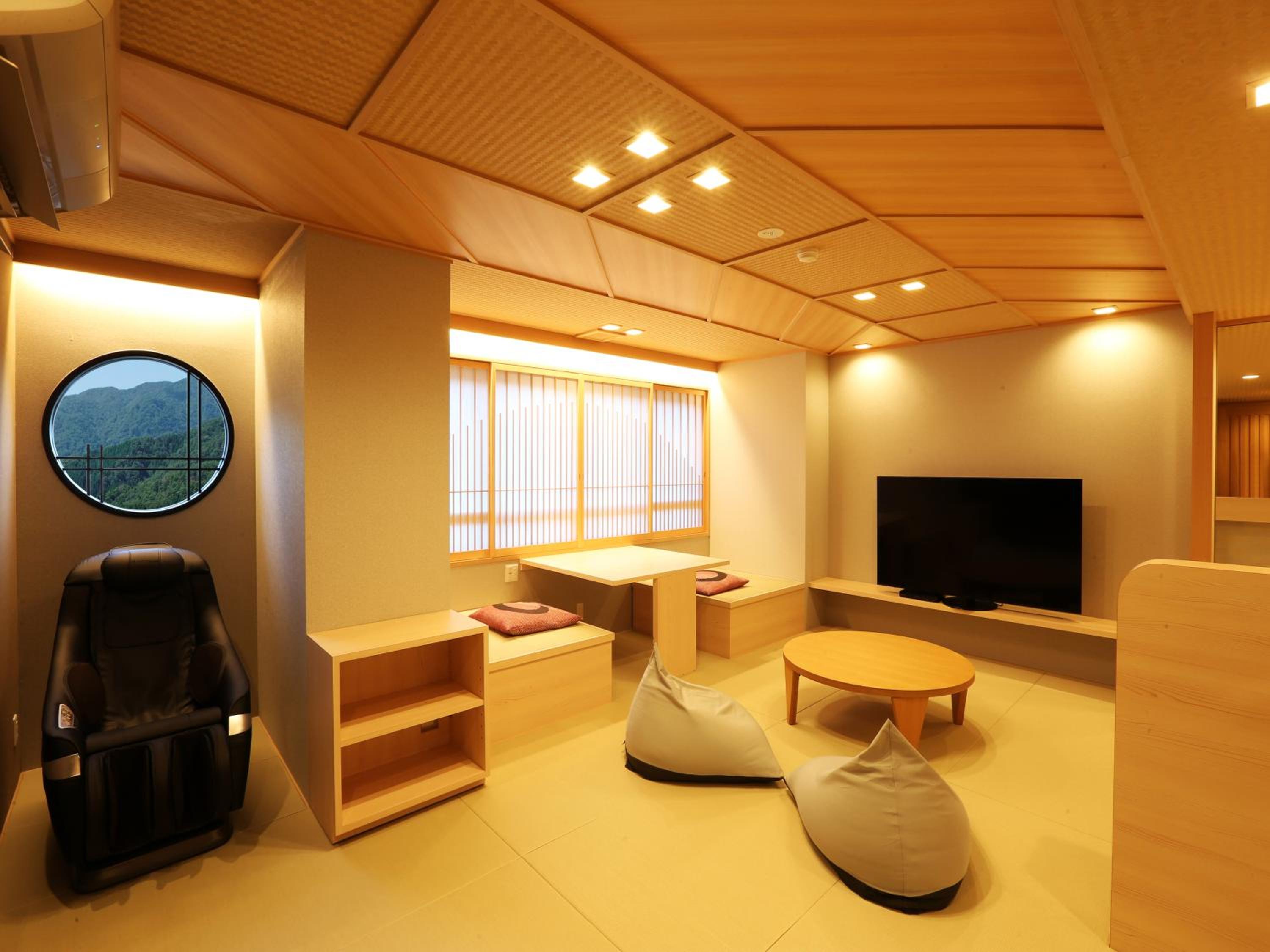 Quadruple Room with Private Bathroom