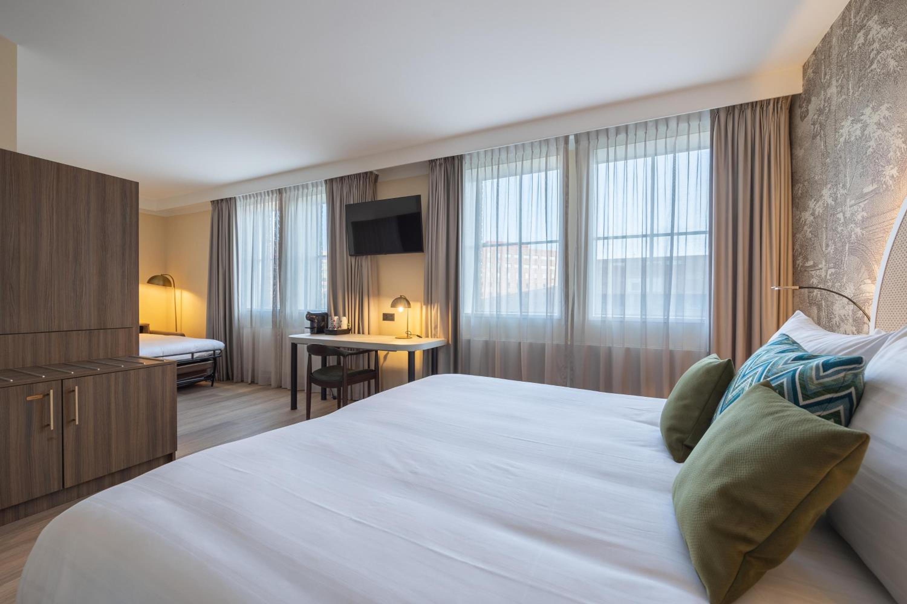 Deluxe Room 1 Double Bed 1 Double Sofabed thumbnail 6