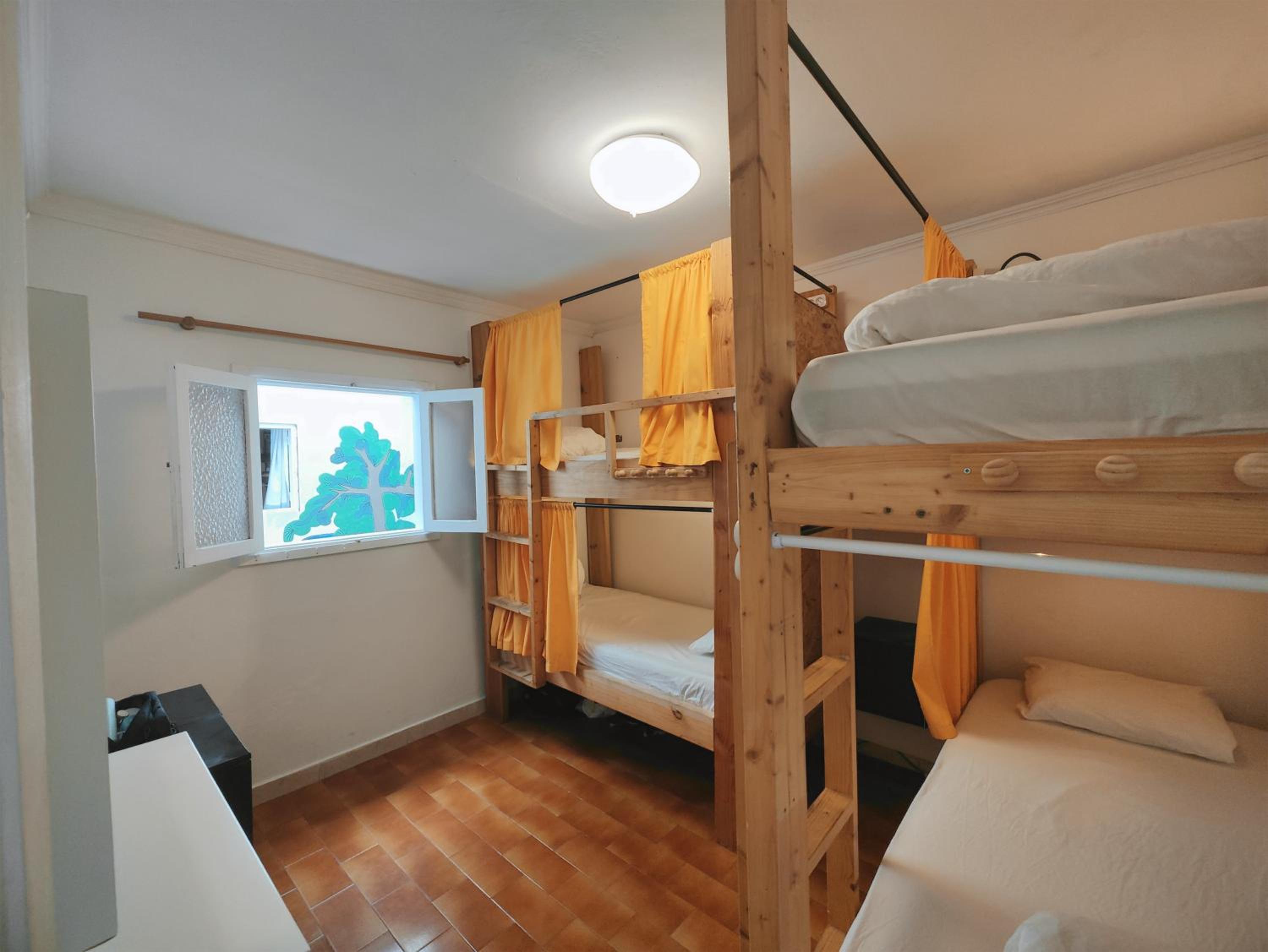 Cama en habitación compartida de 4 camas para mujeres.