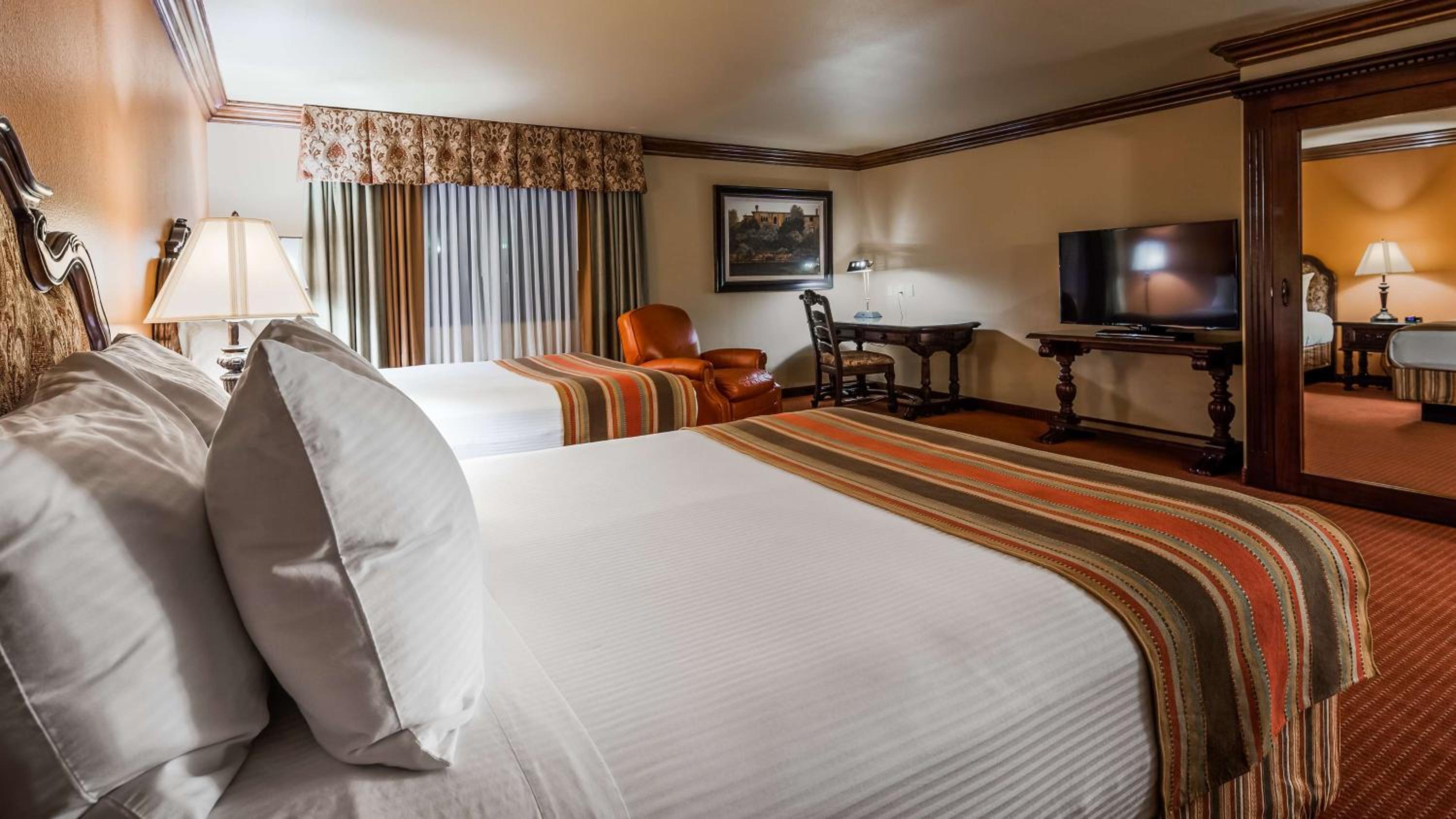 Queen Suite with Two Queen Beds photo 2