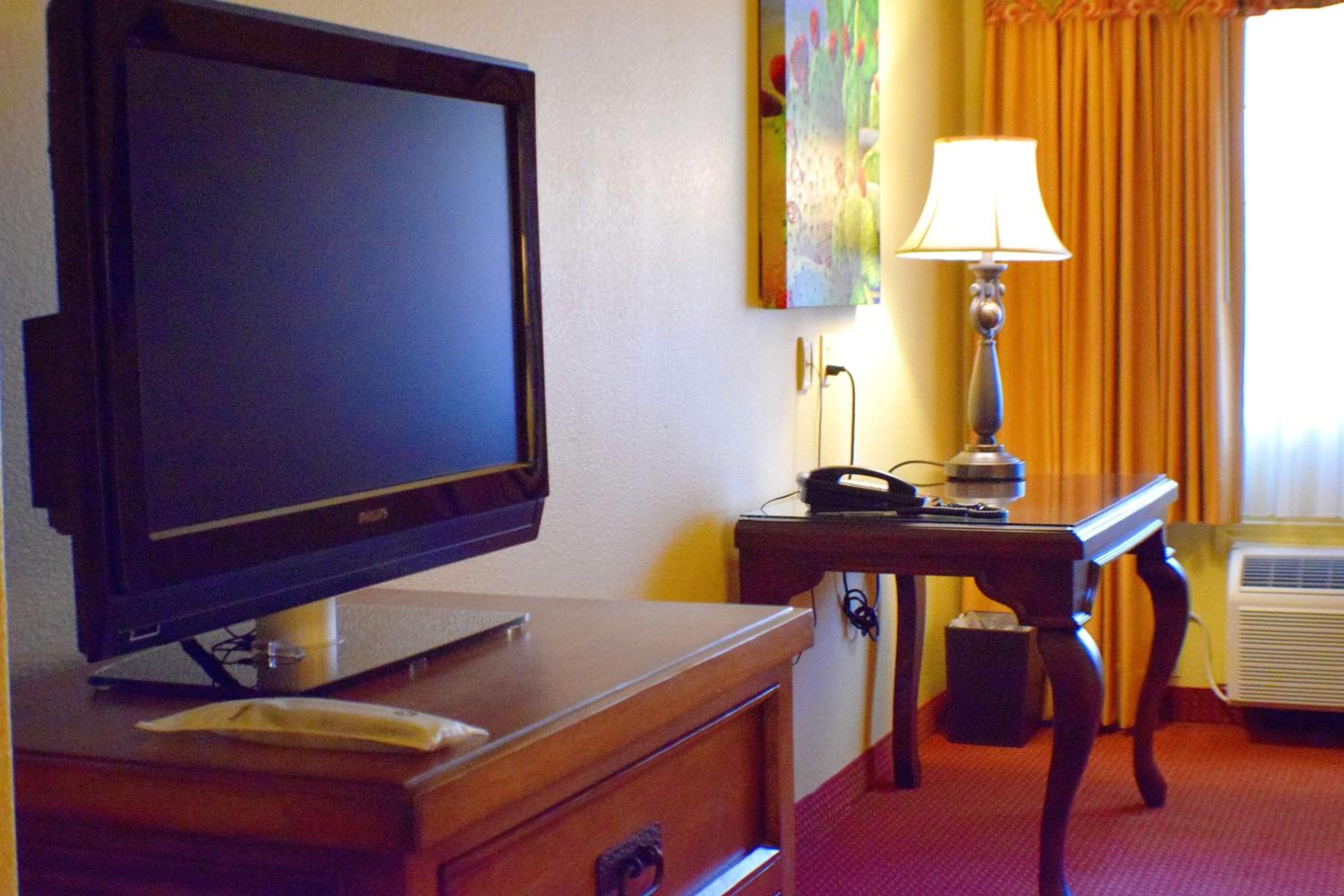 Queen Room with Two Queen Beds - Photo 2