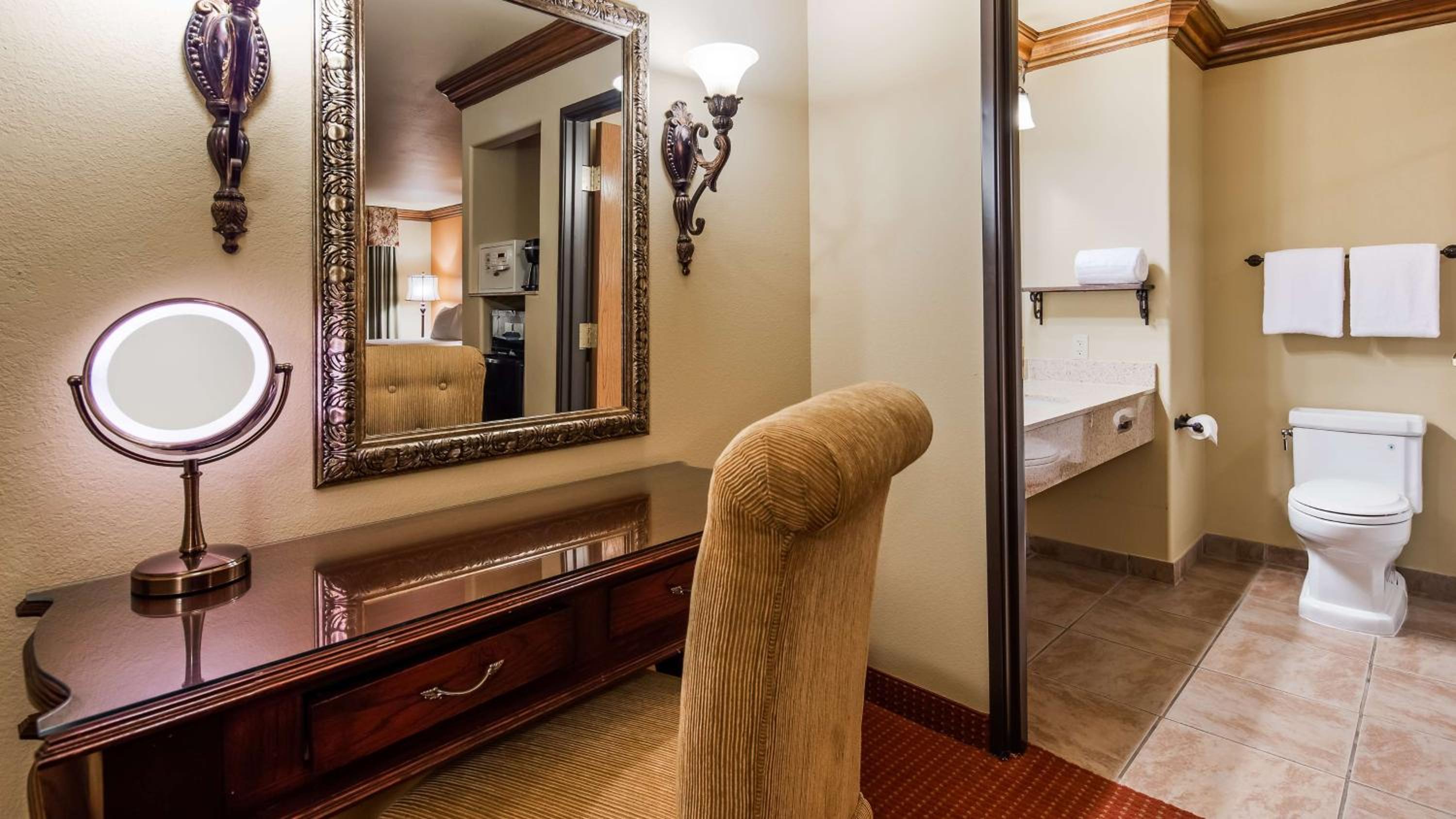 Queen Suite with Two Queen Beds photo 3