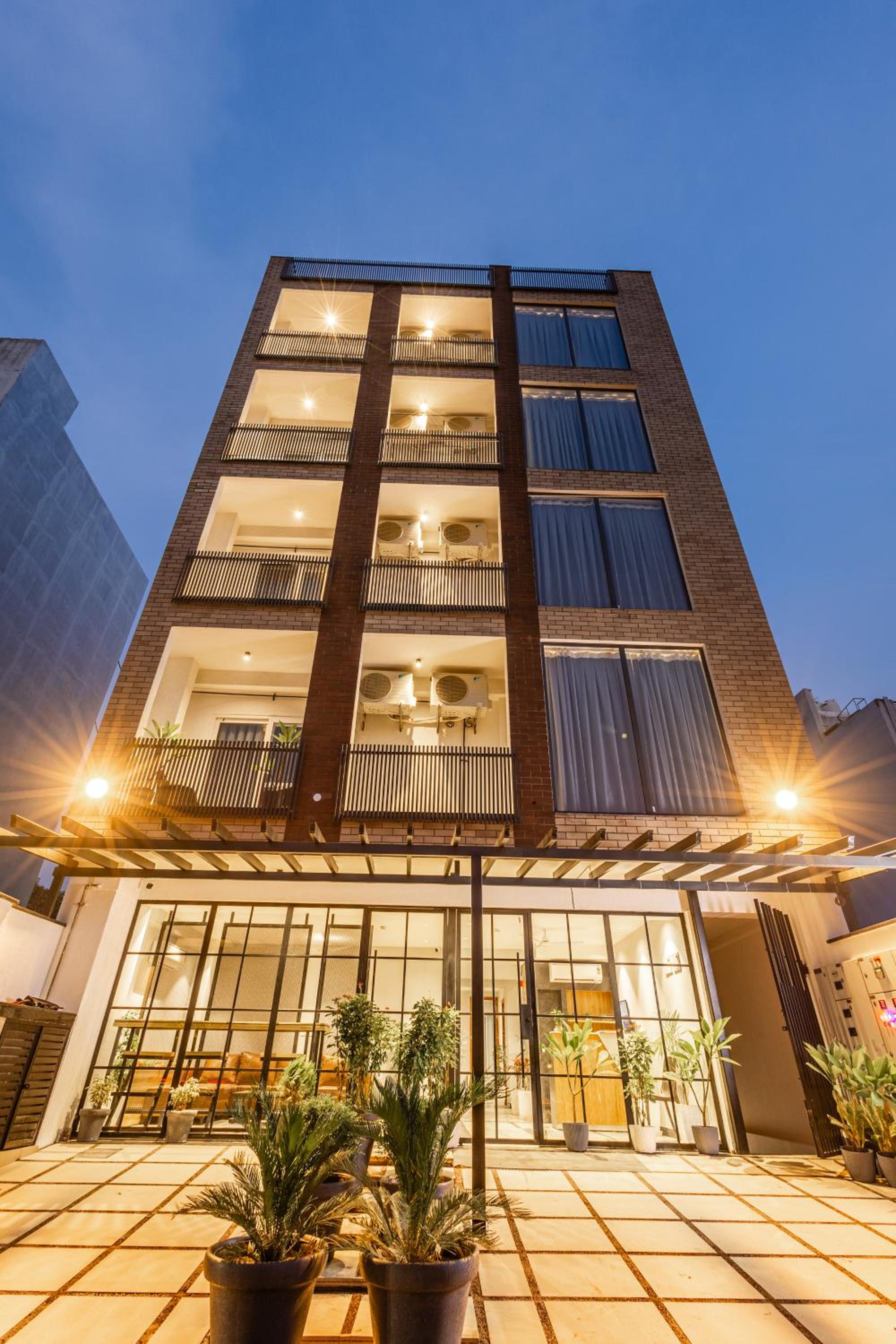 Studio Apartment with Balcony - Photo 9