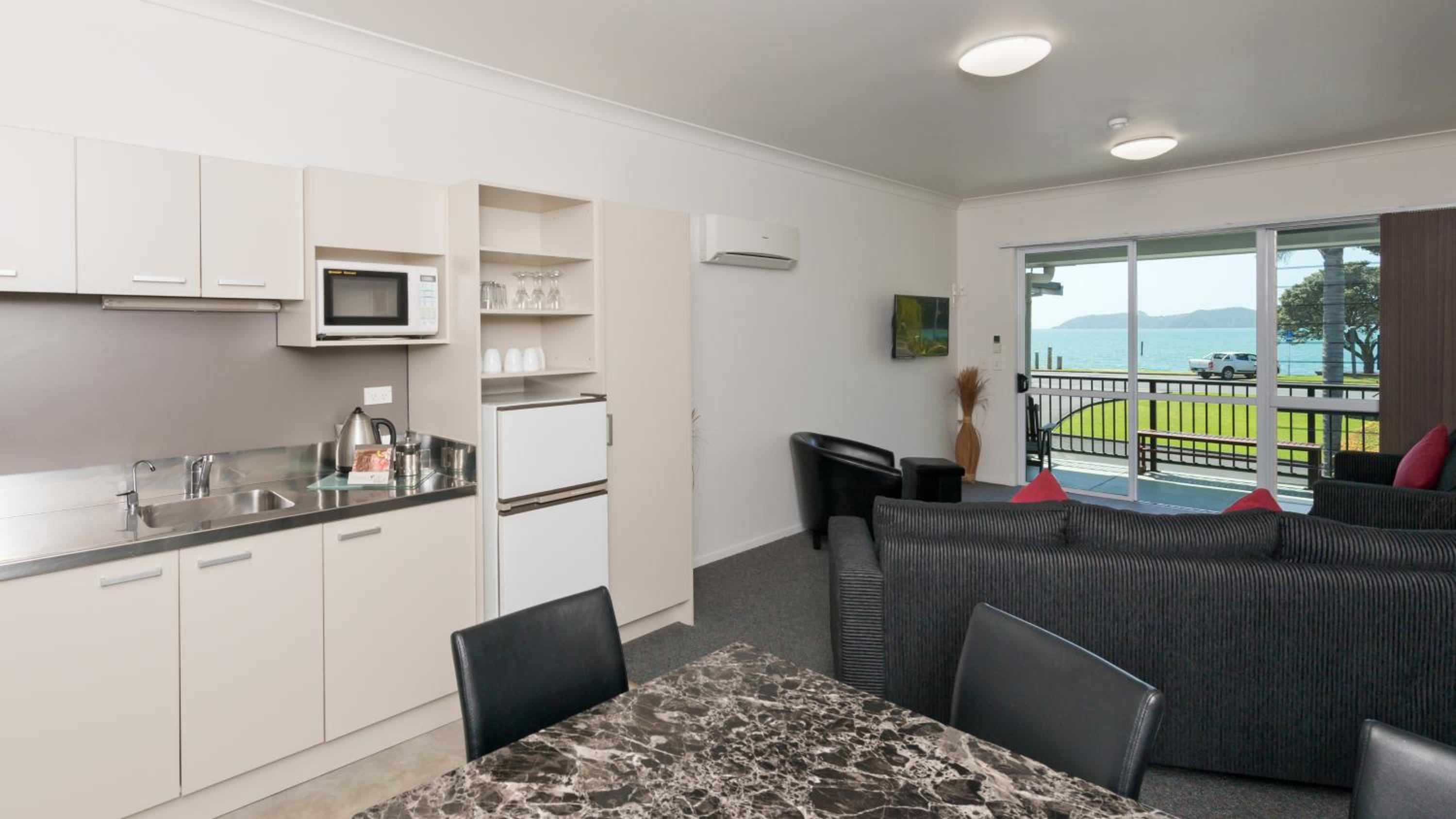 Deluxe Family Suite with Sea View - Photo 4