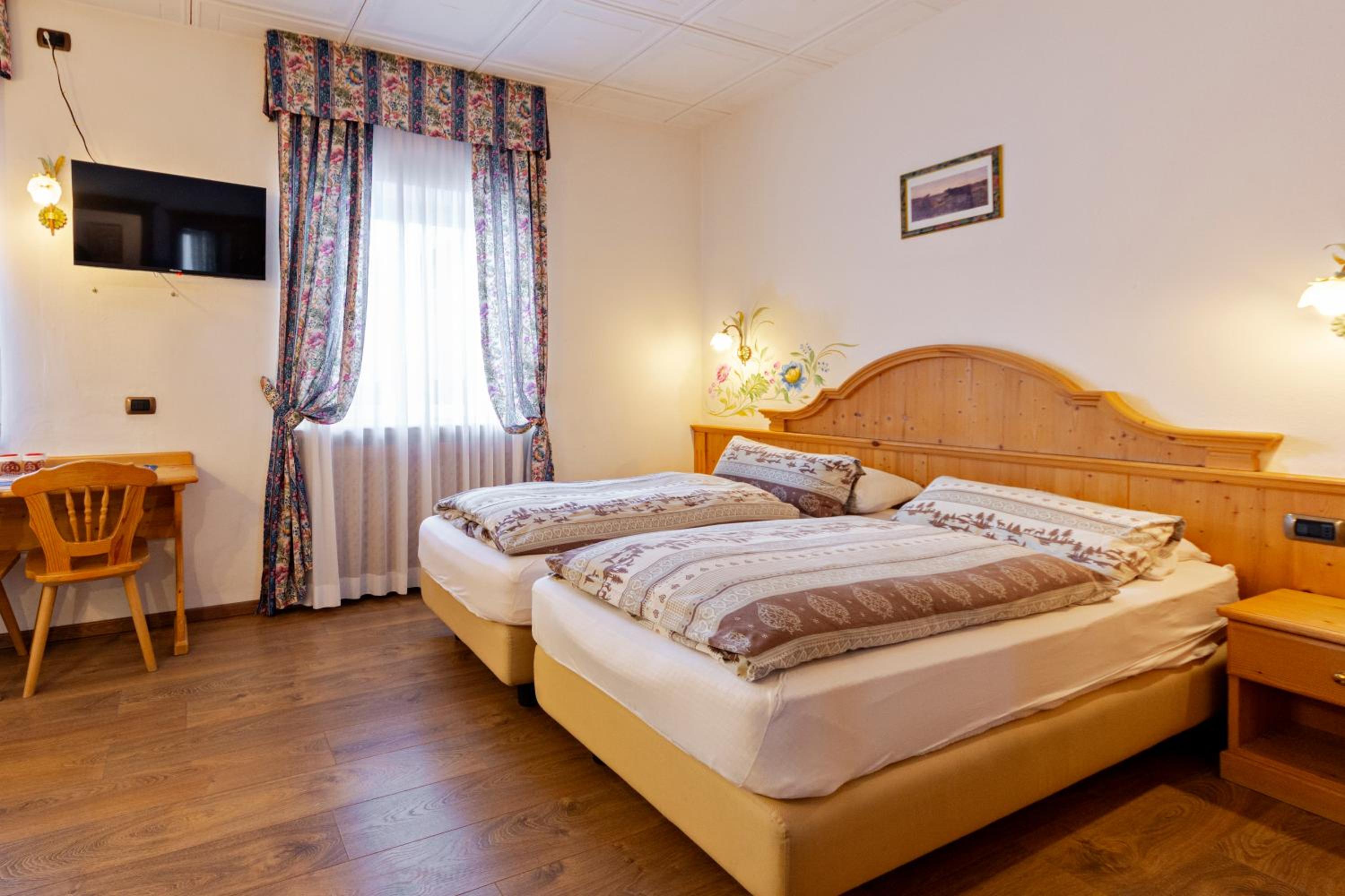 Economy Triple Room photo 3