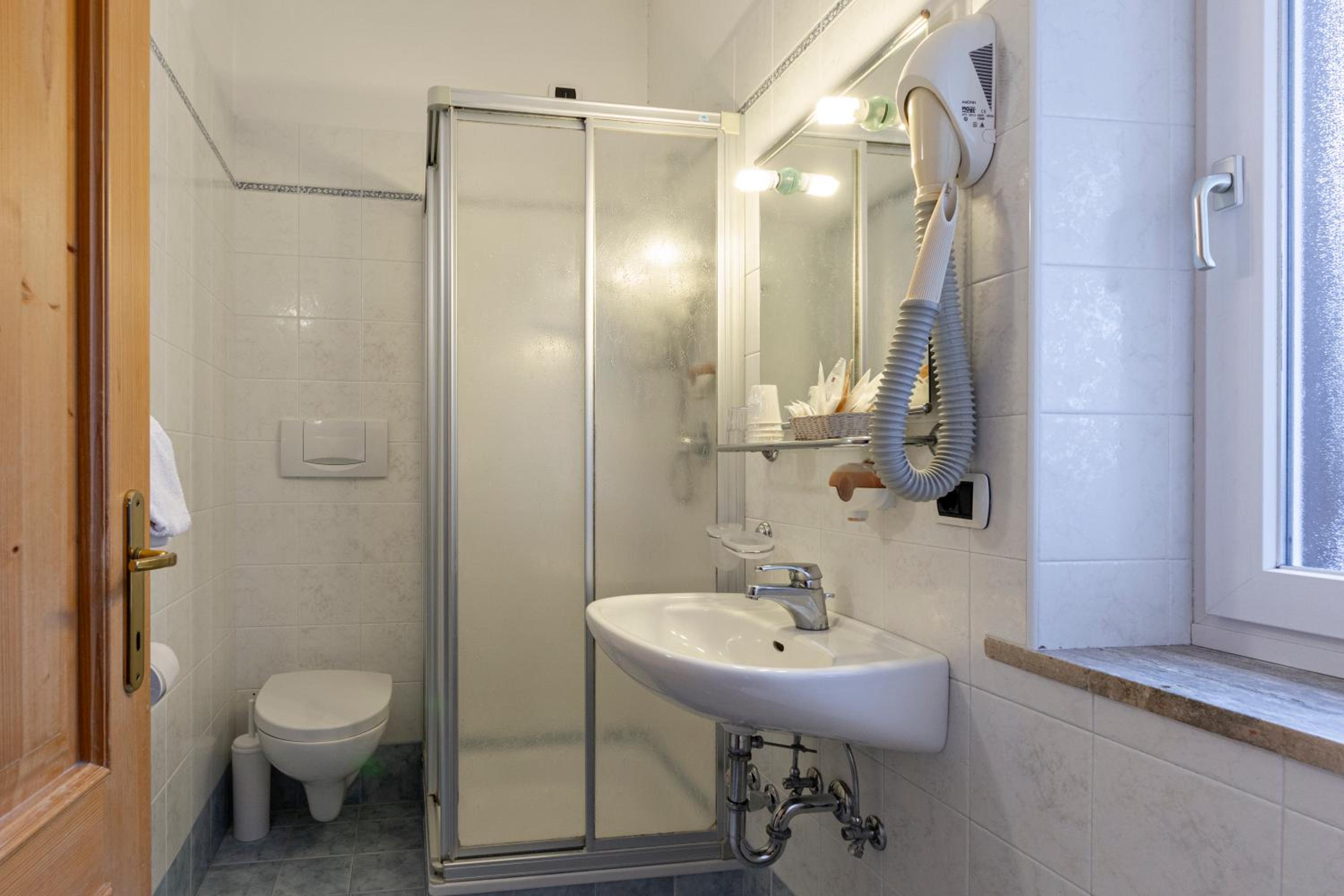 Economy Triple Room photo 2