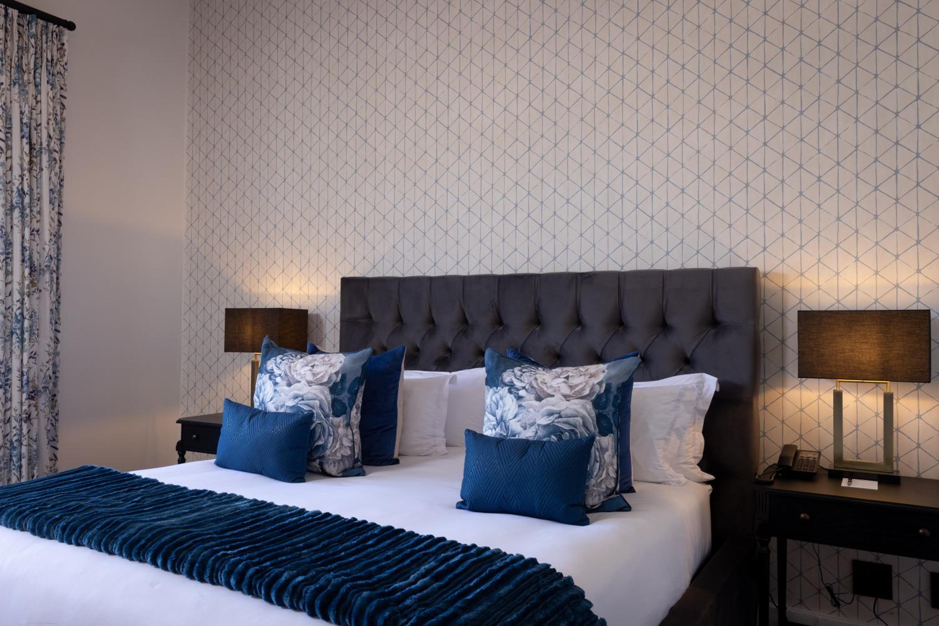 Deluxe King Room - Photo 3