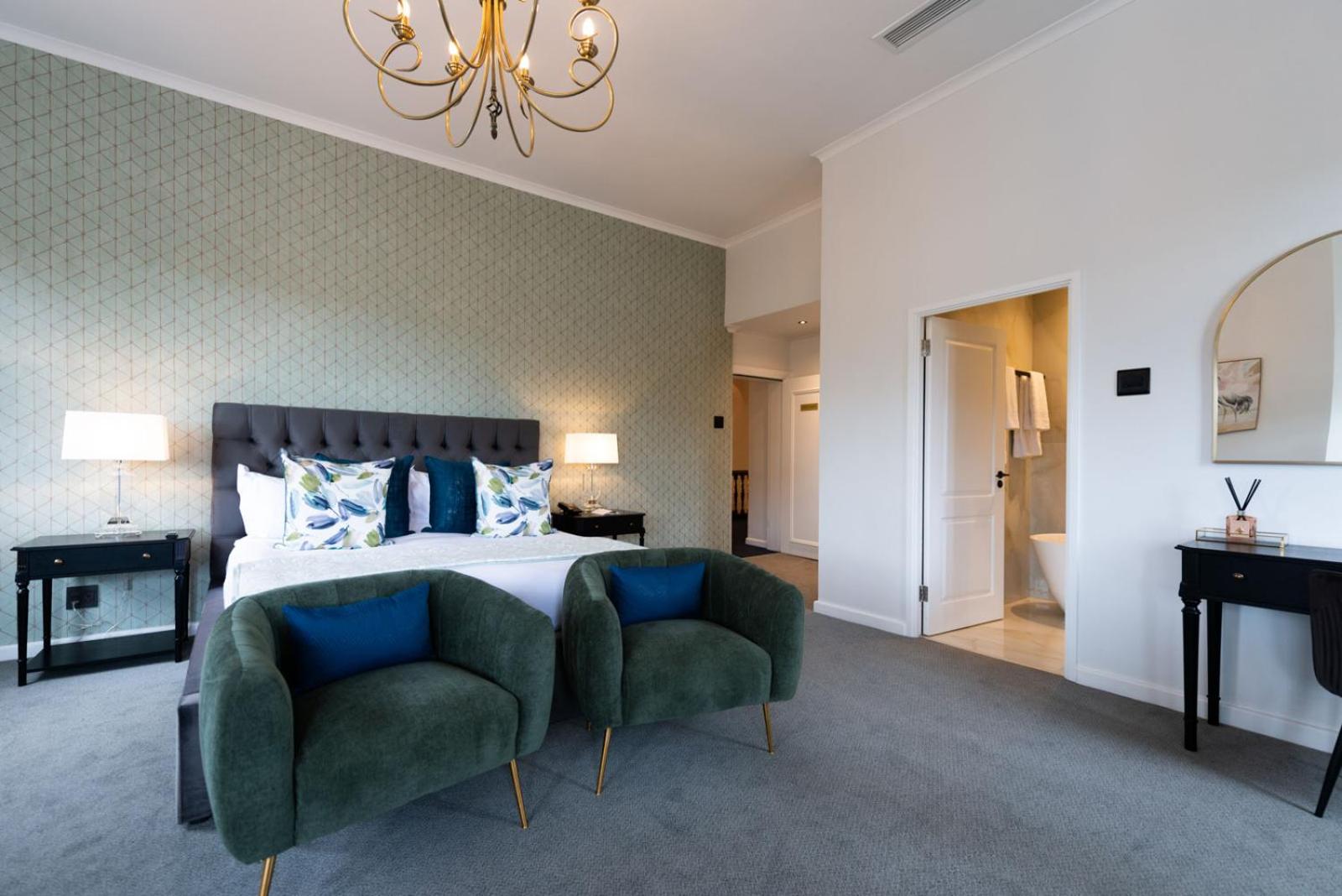 Deluxe King Room - Photo 5