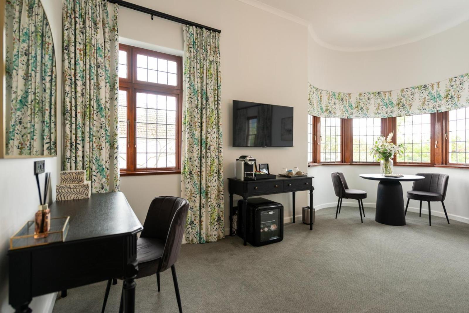 Deluxe King Room - Photo 7