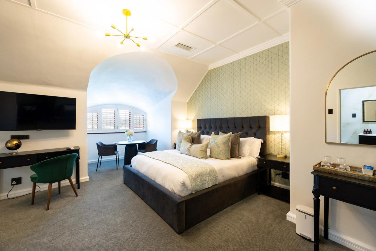 Deluxe King Room - Photo 8