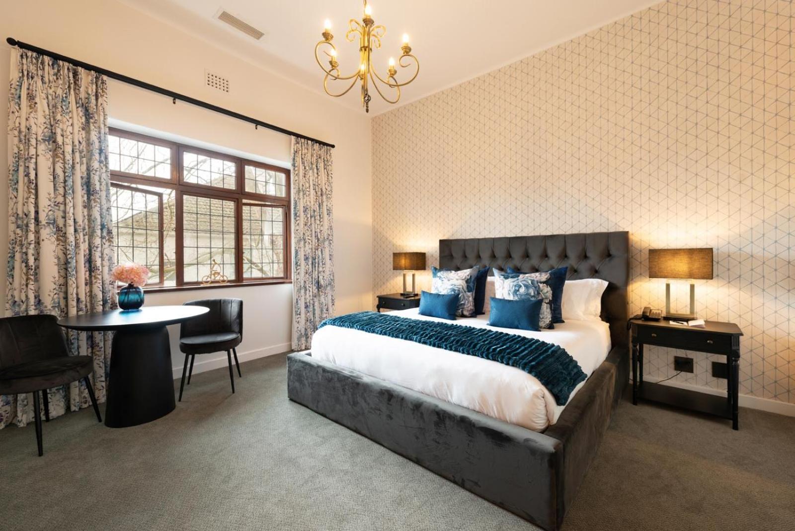 Deluxe King Room - Photo 9