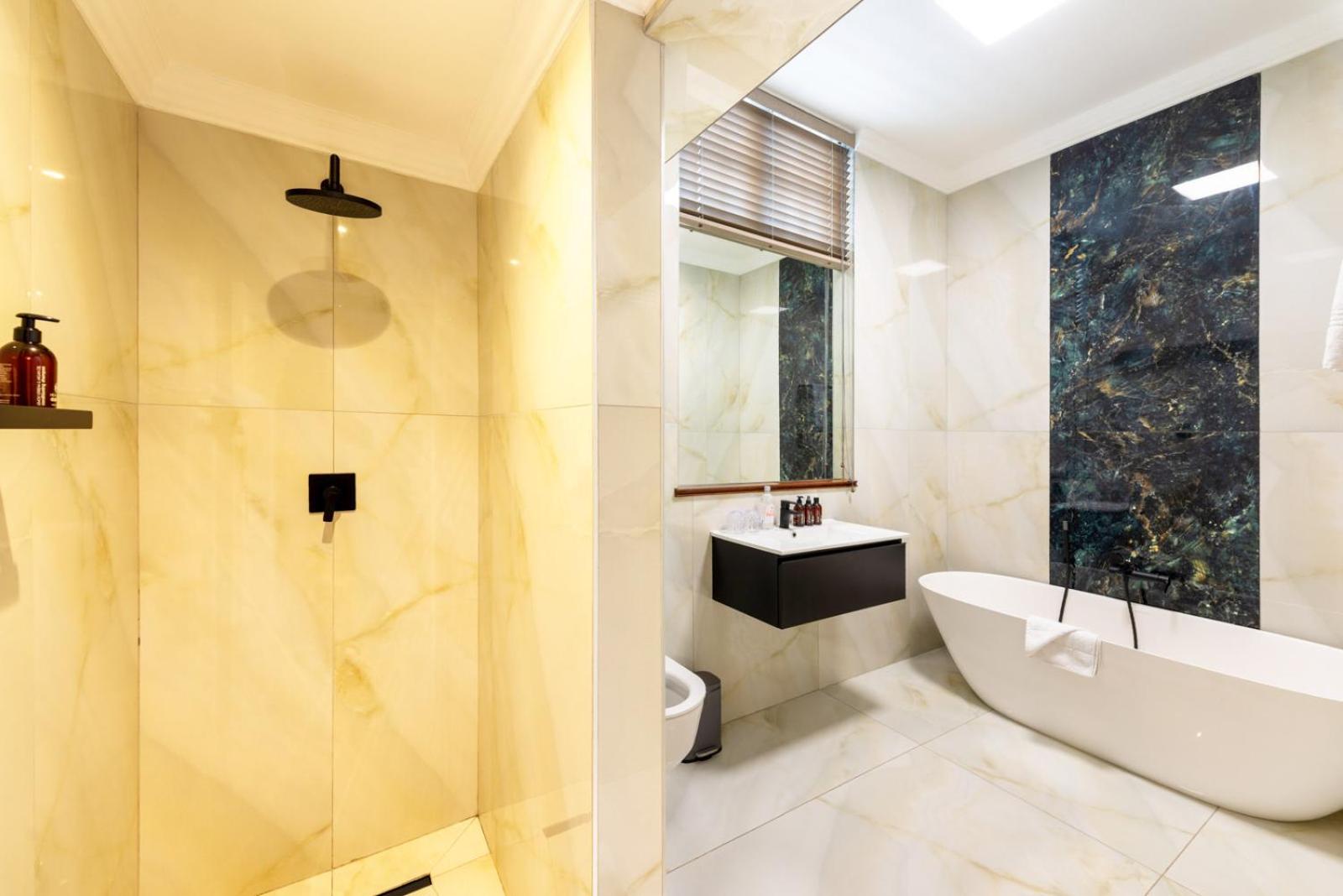 Deluxe King Room - Photo 10