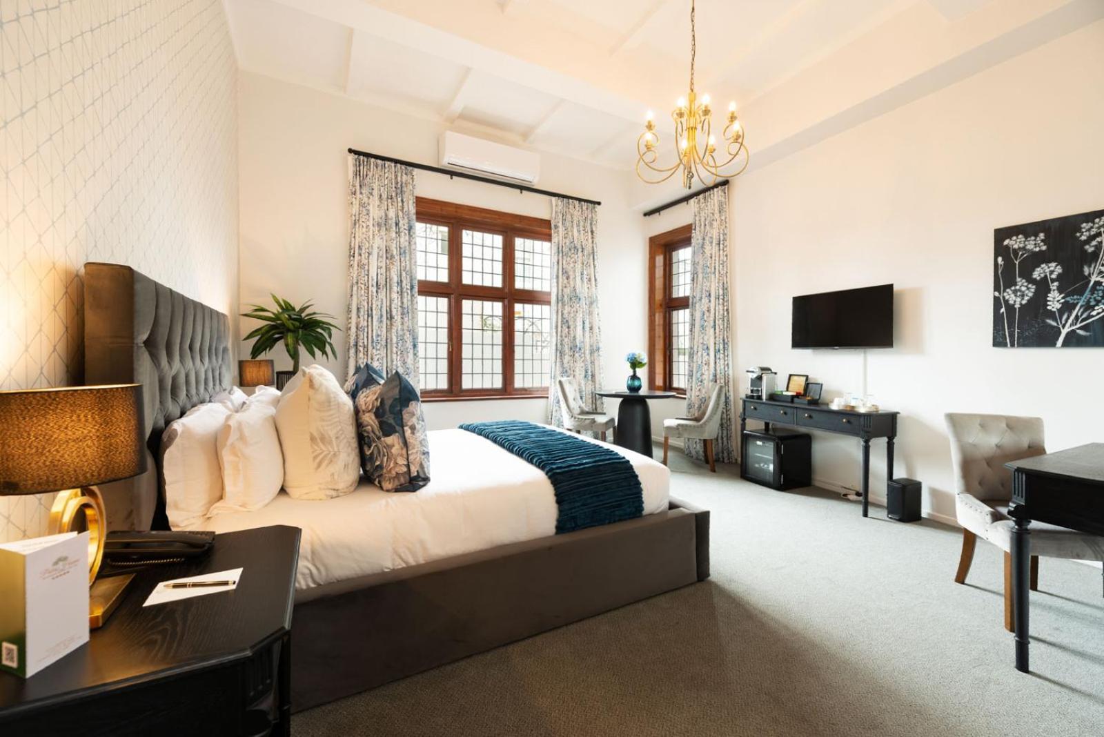 Deluxe King Room - Photo 11