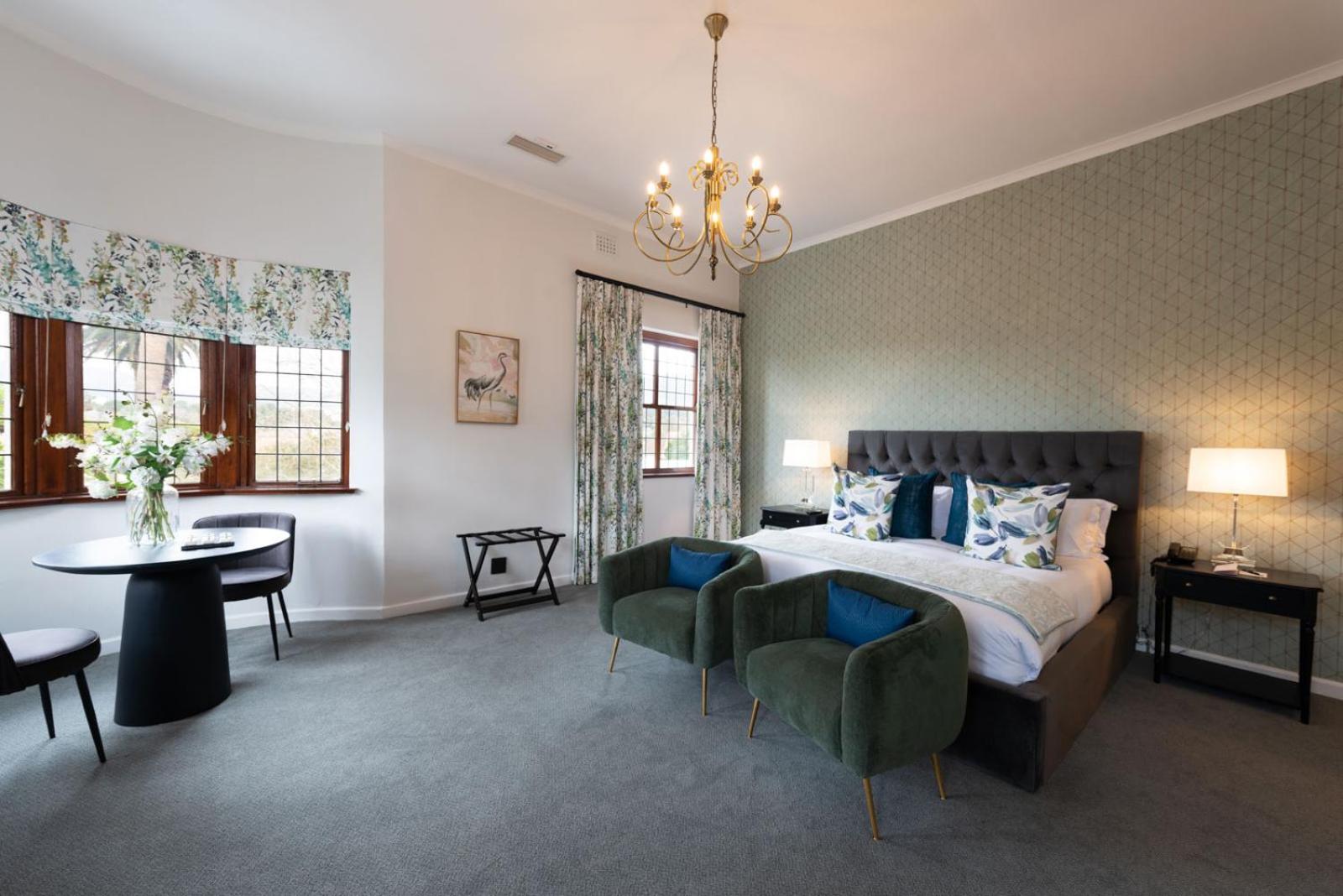 Deluxe King Room - Photo 13