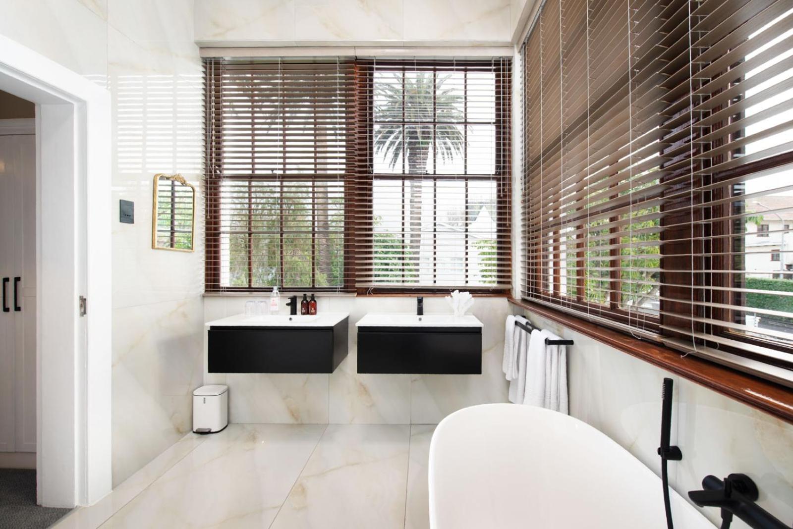 Deluxe King Room - Photo 15
