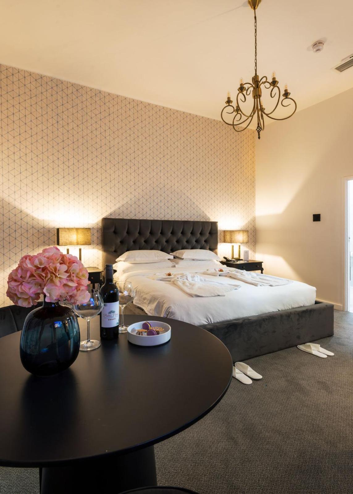 Deluxe King Room - Photo 16