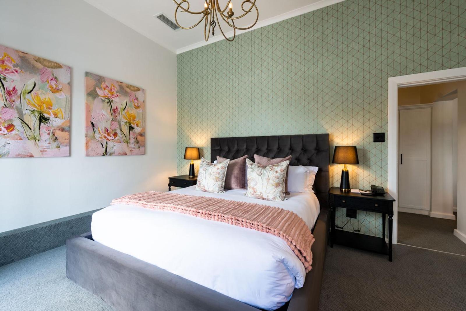 Deluxe King Suite - Photo 5