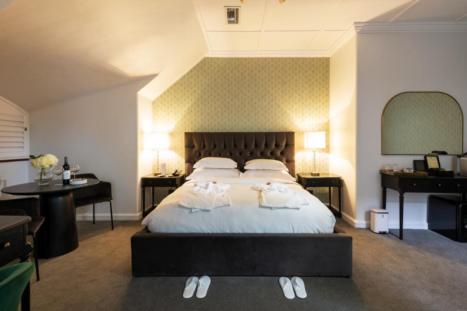 Deluxe King Room - Photo 17