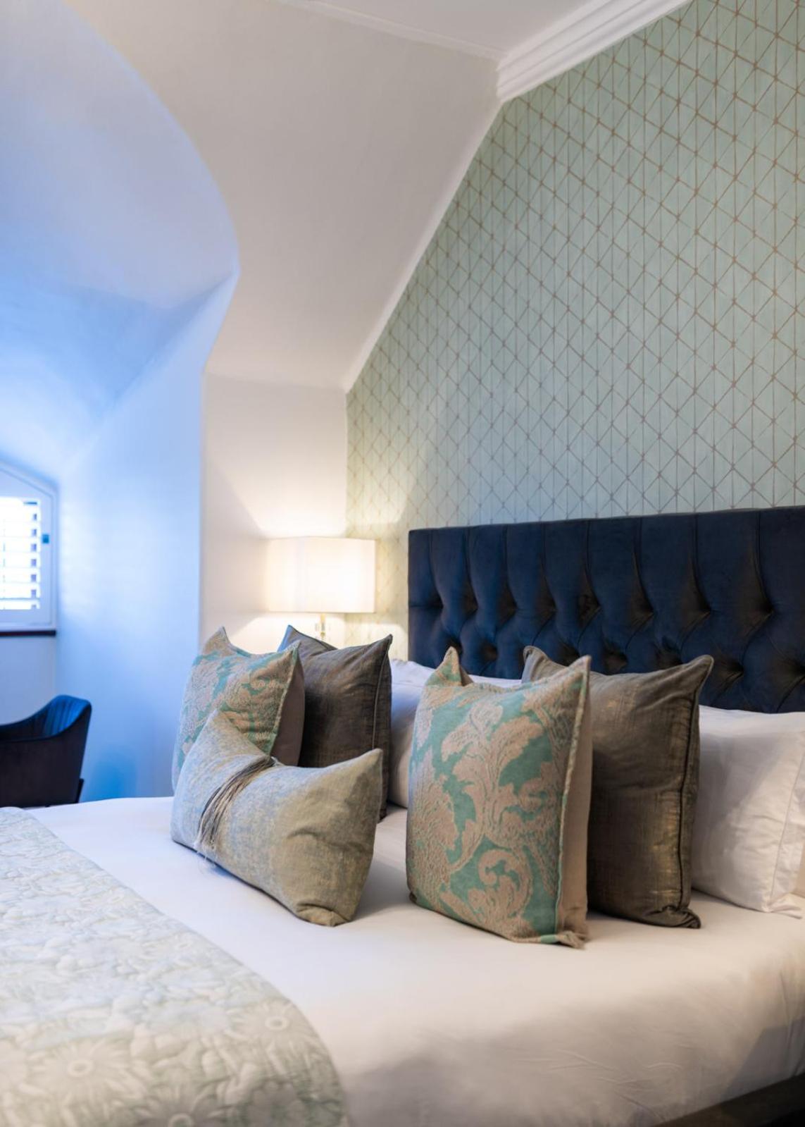 Deluxe King Room - Photo 19