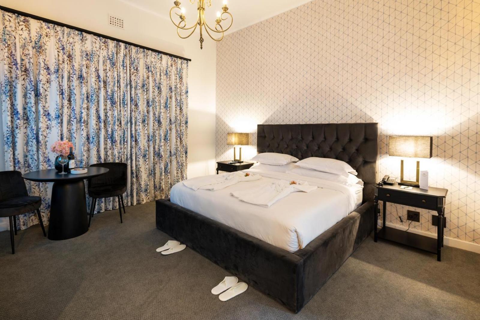 Deluxe King Room - Photo 21