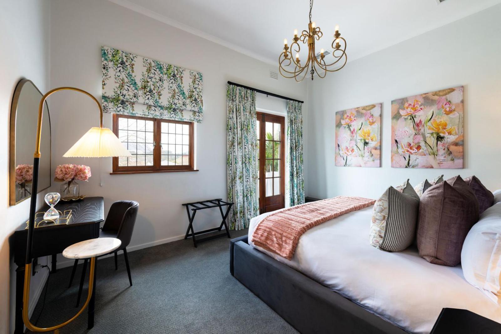 Deluxe King Suite - Photo 6