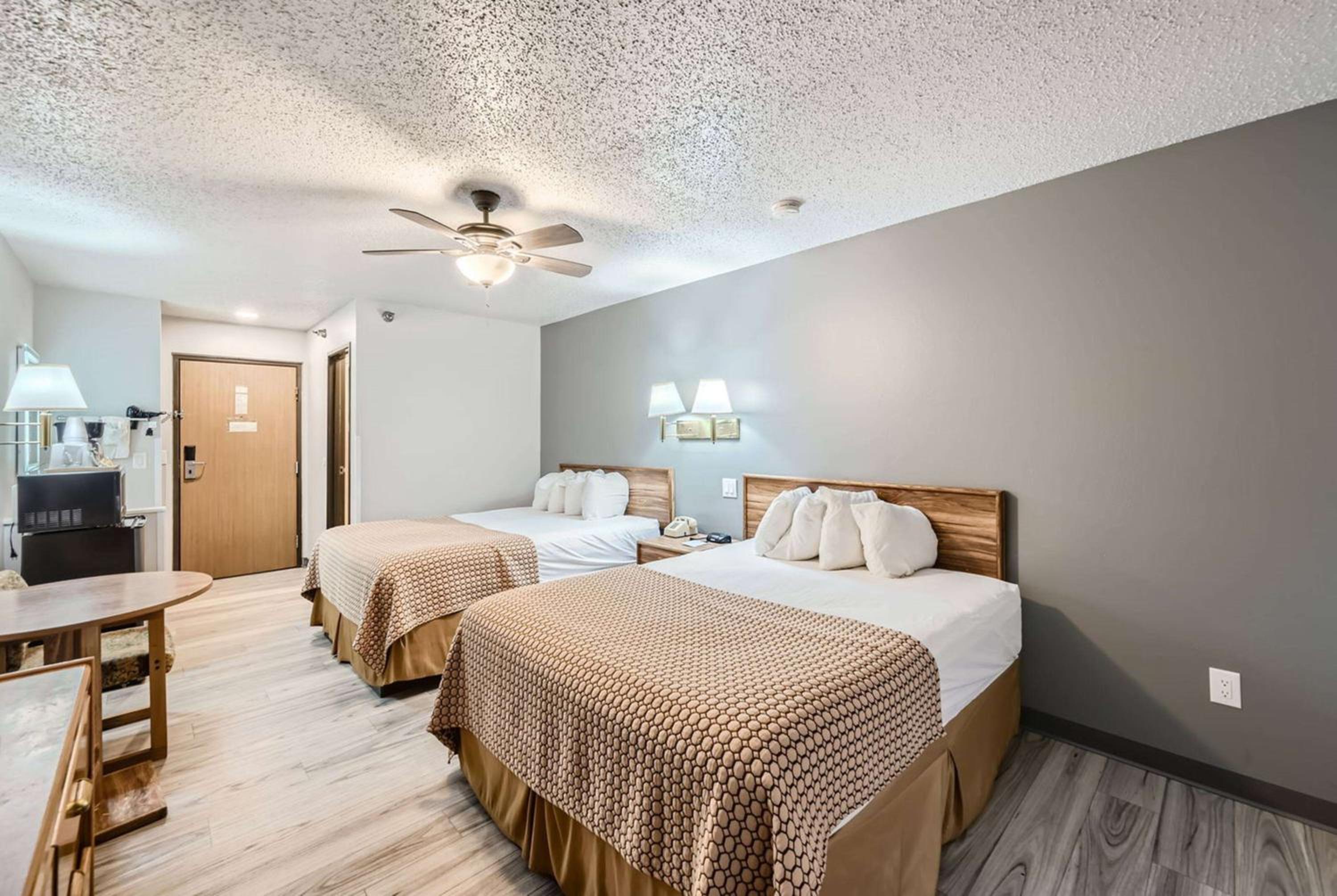 Queen Room with Two Queen Beds - Non-Smoking - Photo 1