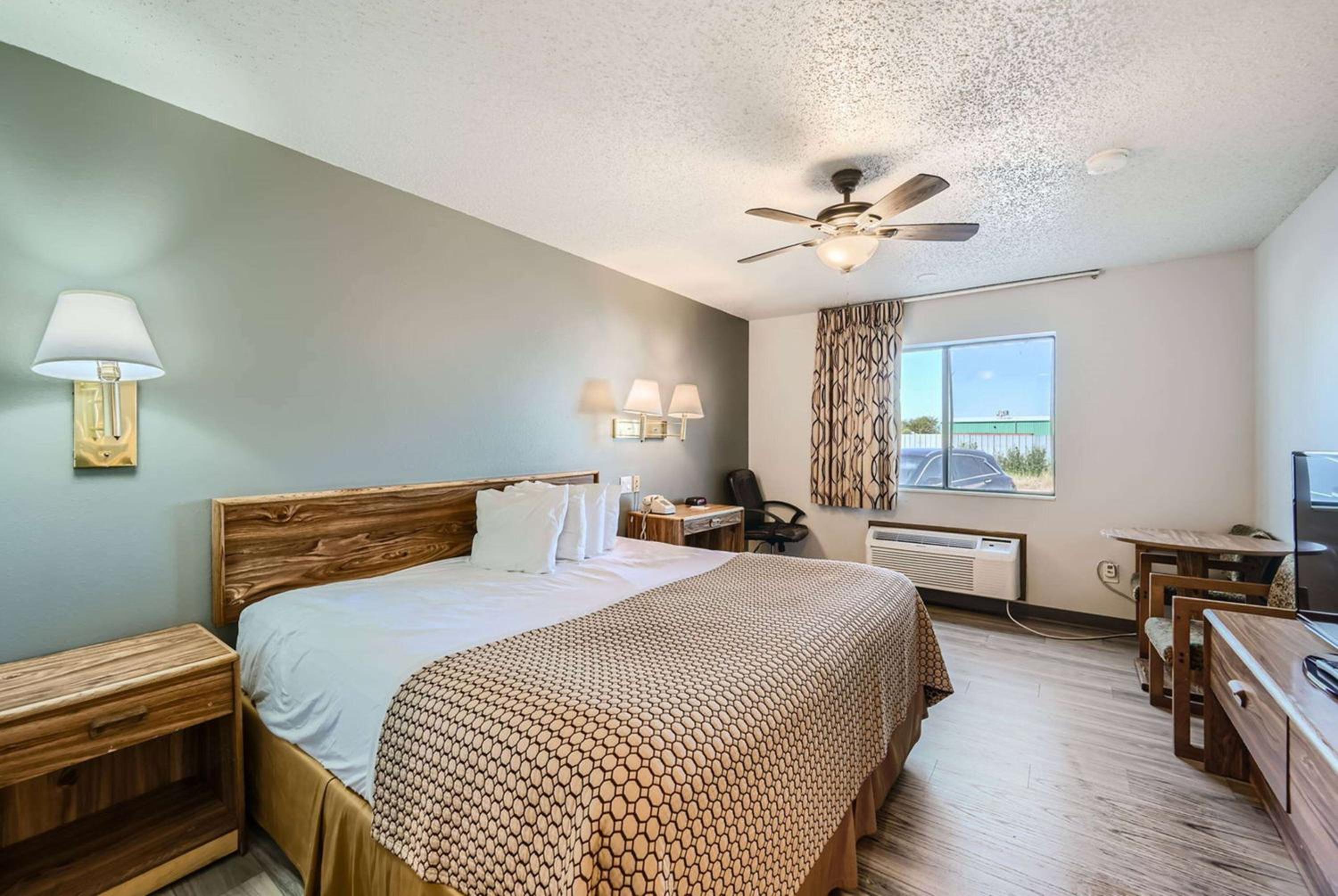 King Room - Non-Smoking - Photo 1