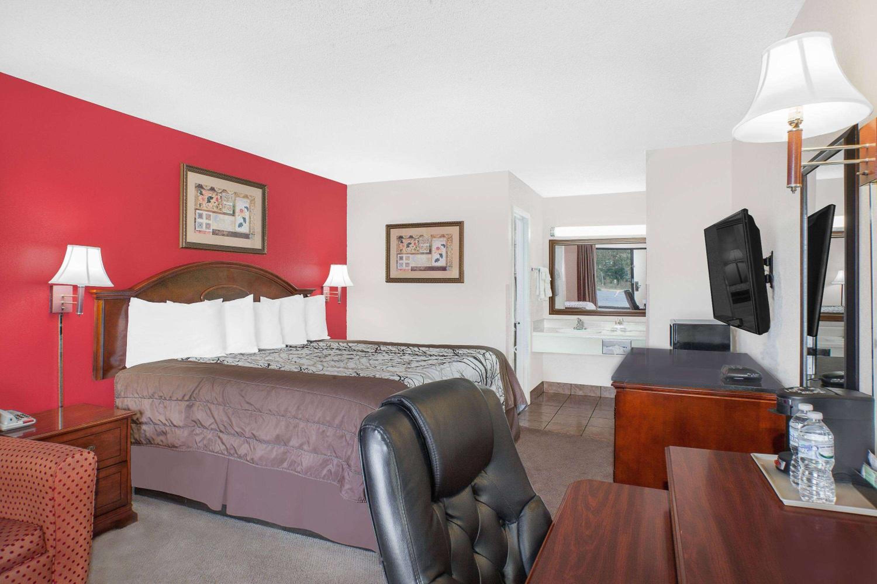 King Room With Roll-In Shower - Mobility Access/Non-Smoking - Photo 1
