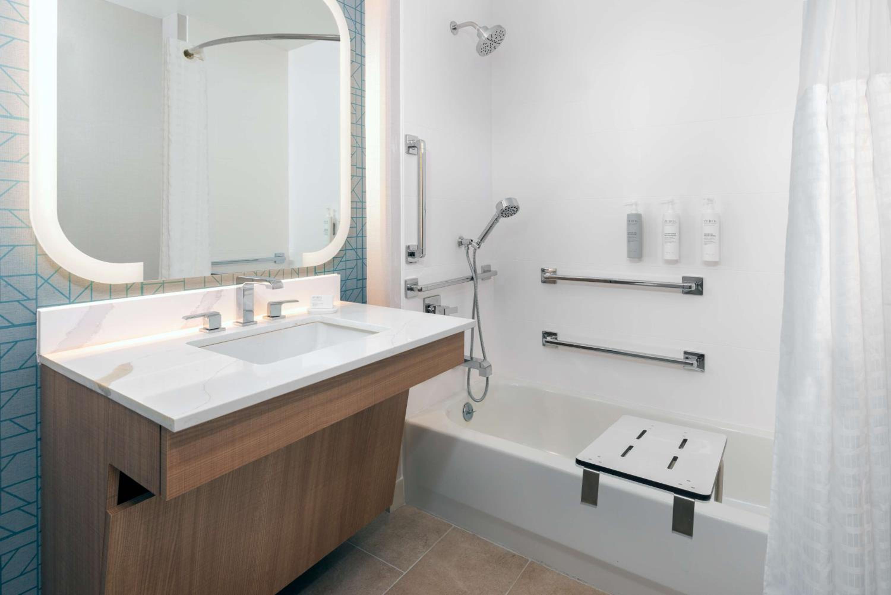 Suite with Two Double Beds - Mobility Access/Non-Smoking photo 2
