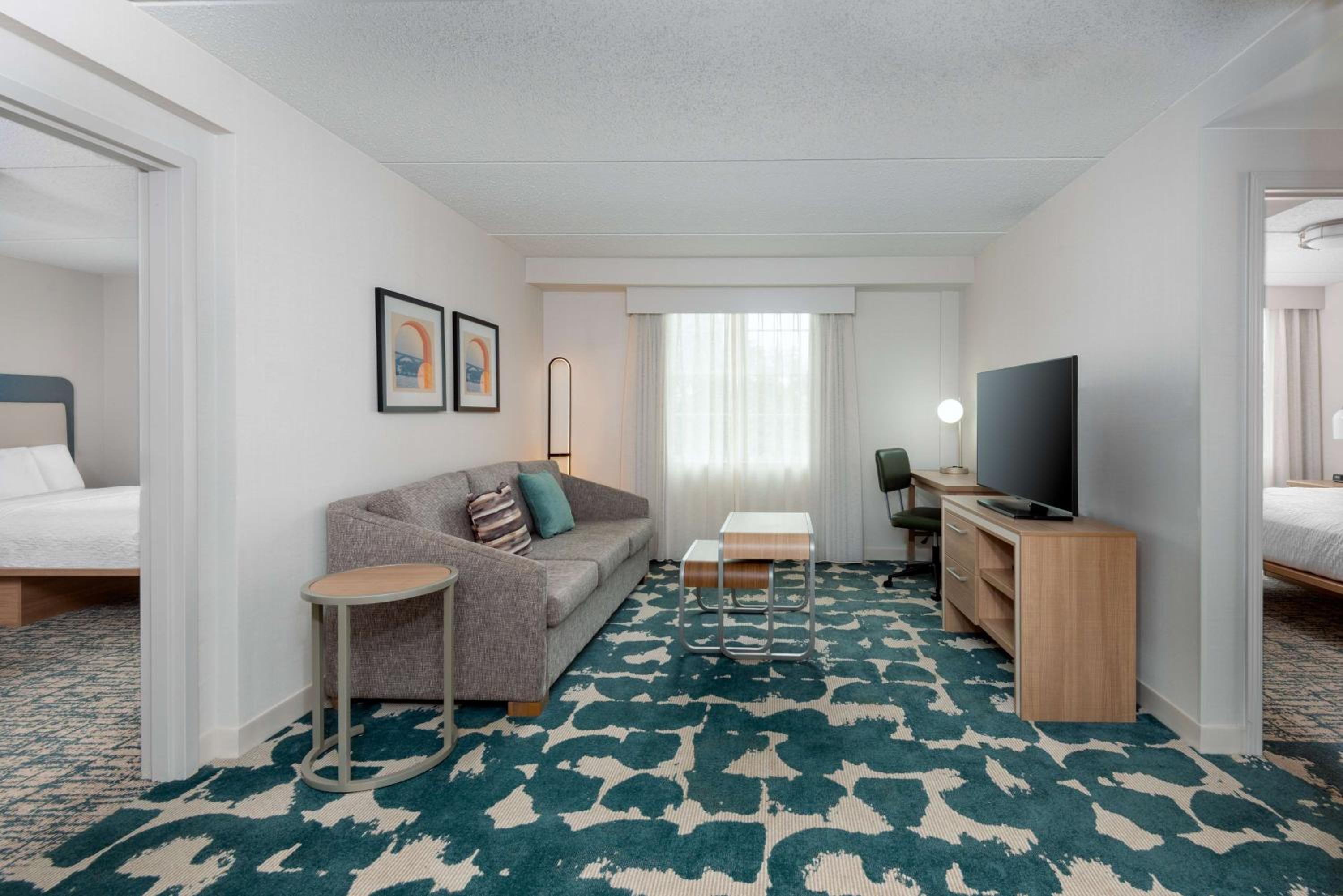 Two-Bedroom Suite with One King And Two Double Beds - Non-Smoking - Photo 2