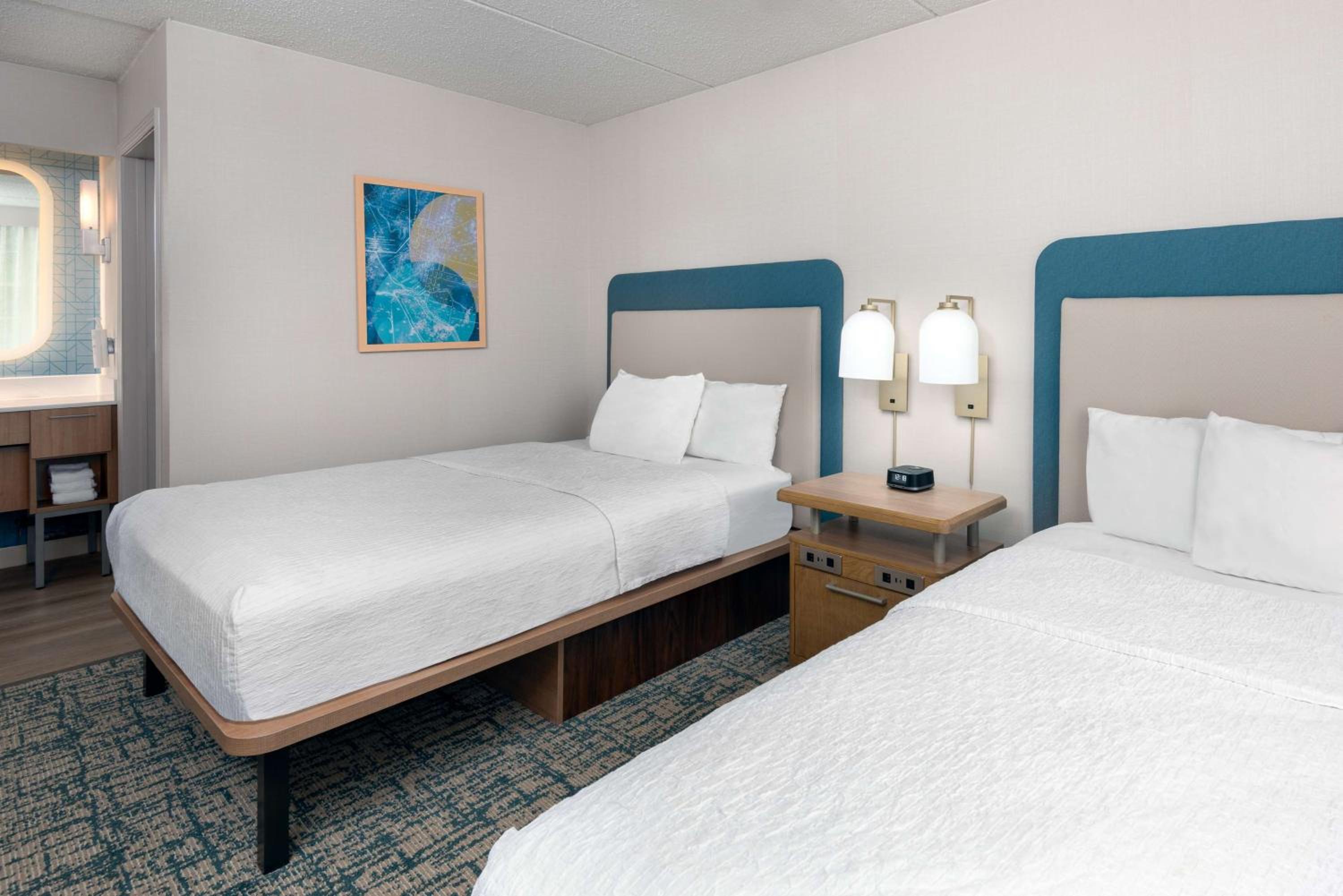 Two-Bedroom Suite with One King And Two Double Beds - Non-Smoking - Photo 3