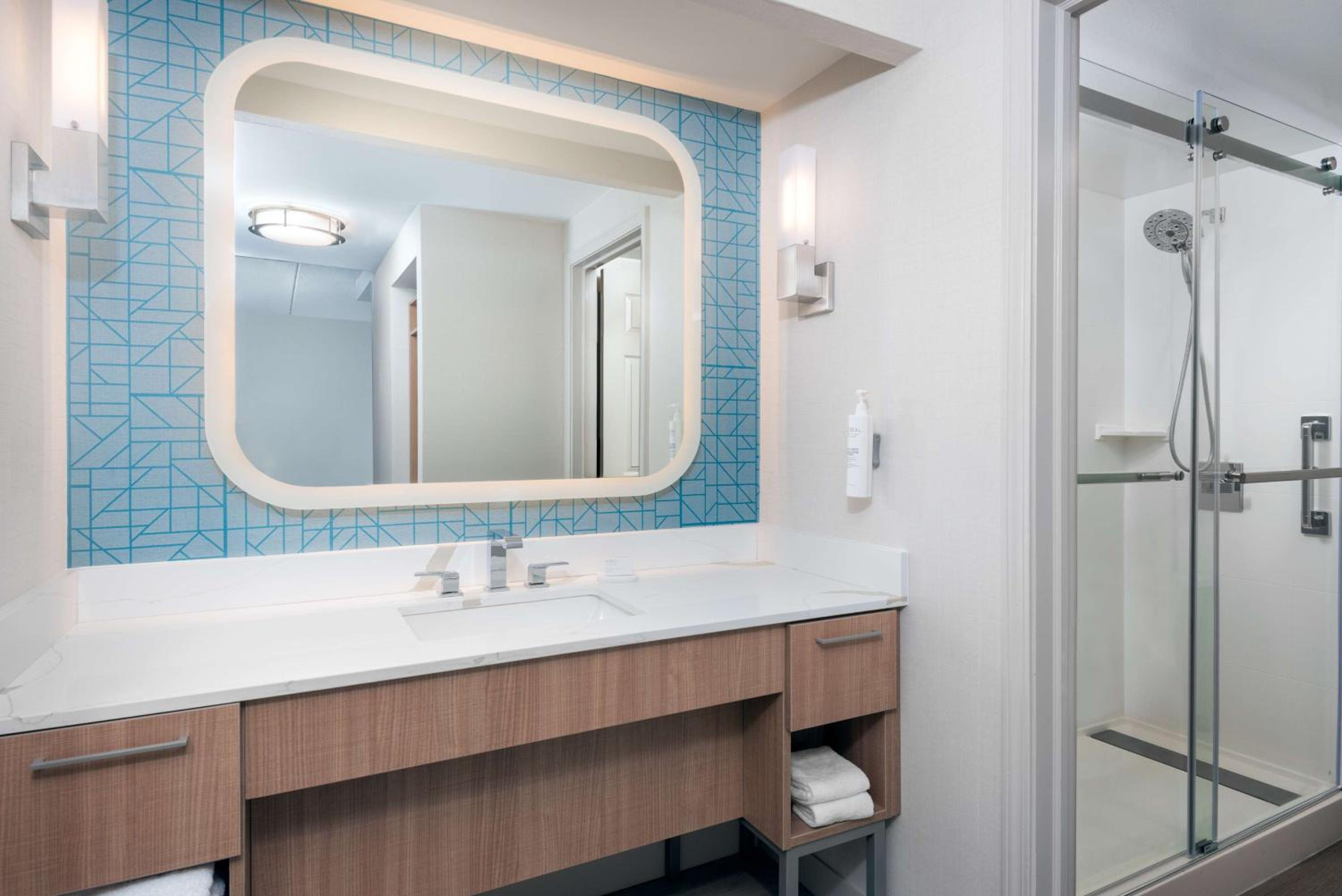 One-Bedroom King Suite - Non-Smoking - Photo 3