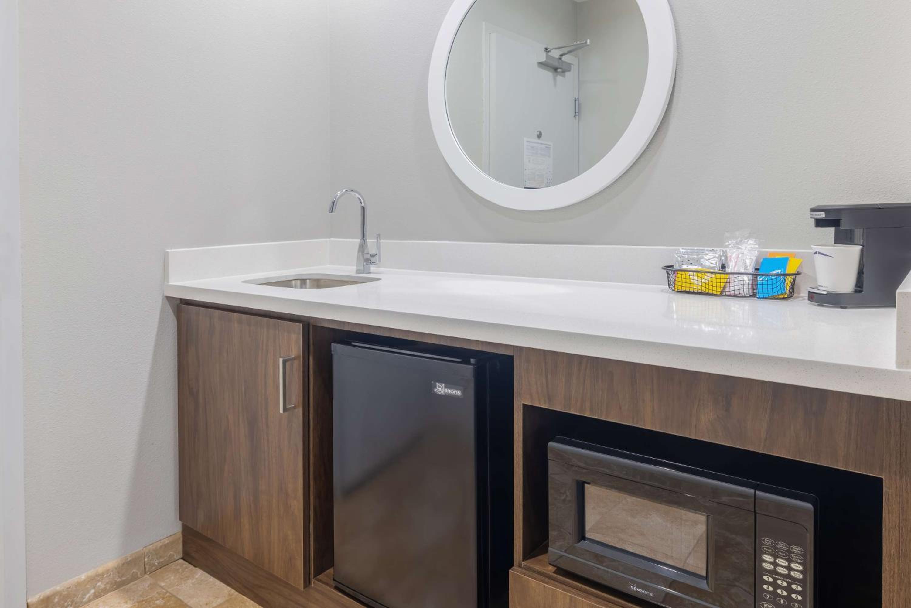 King Studio Suite - Non-Smoking - Photo 2