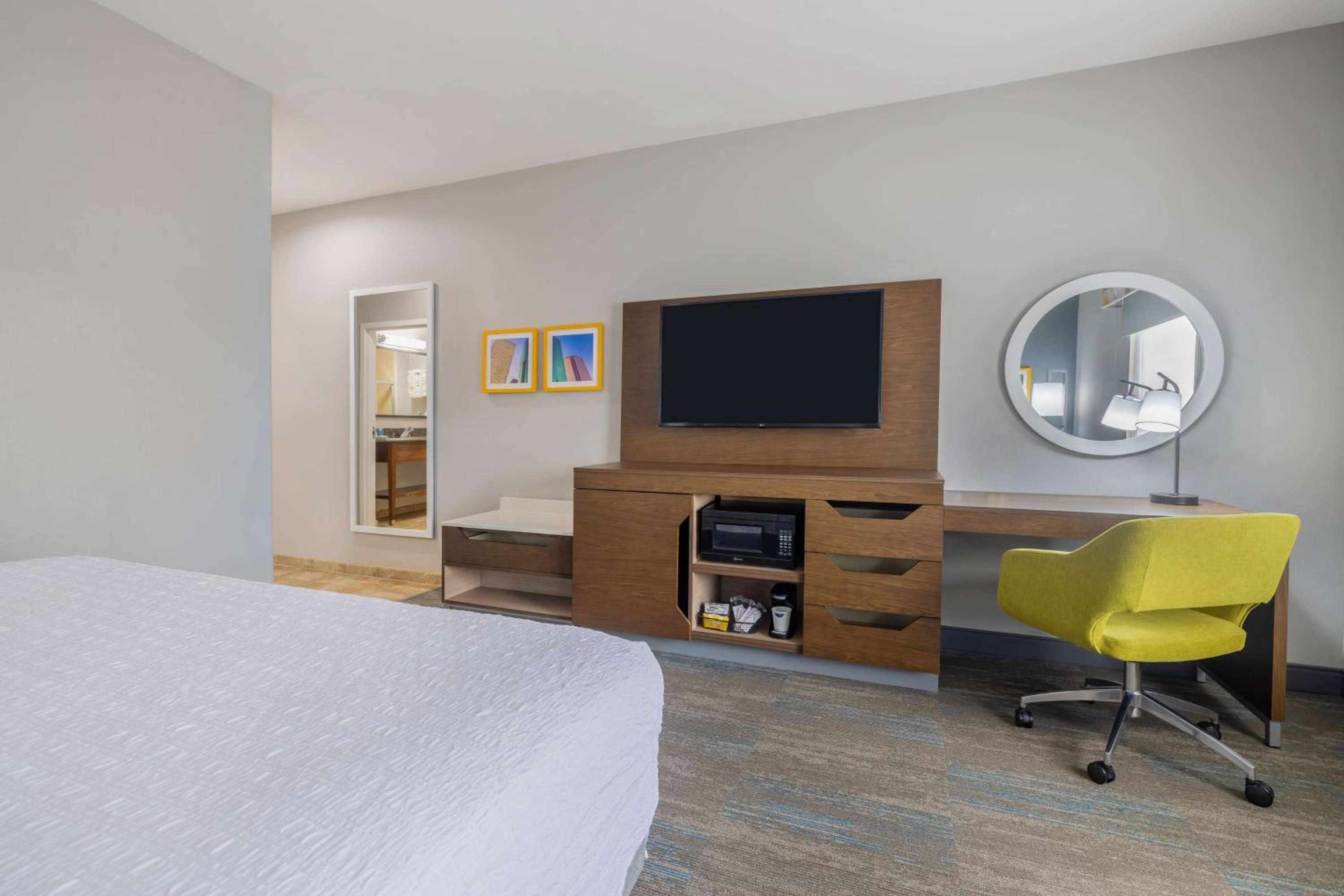 King Room - Non-Smoking - Photo 4