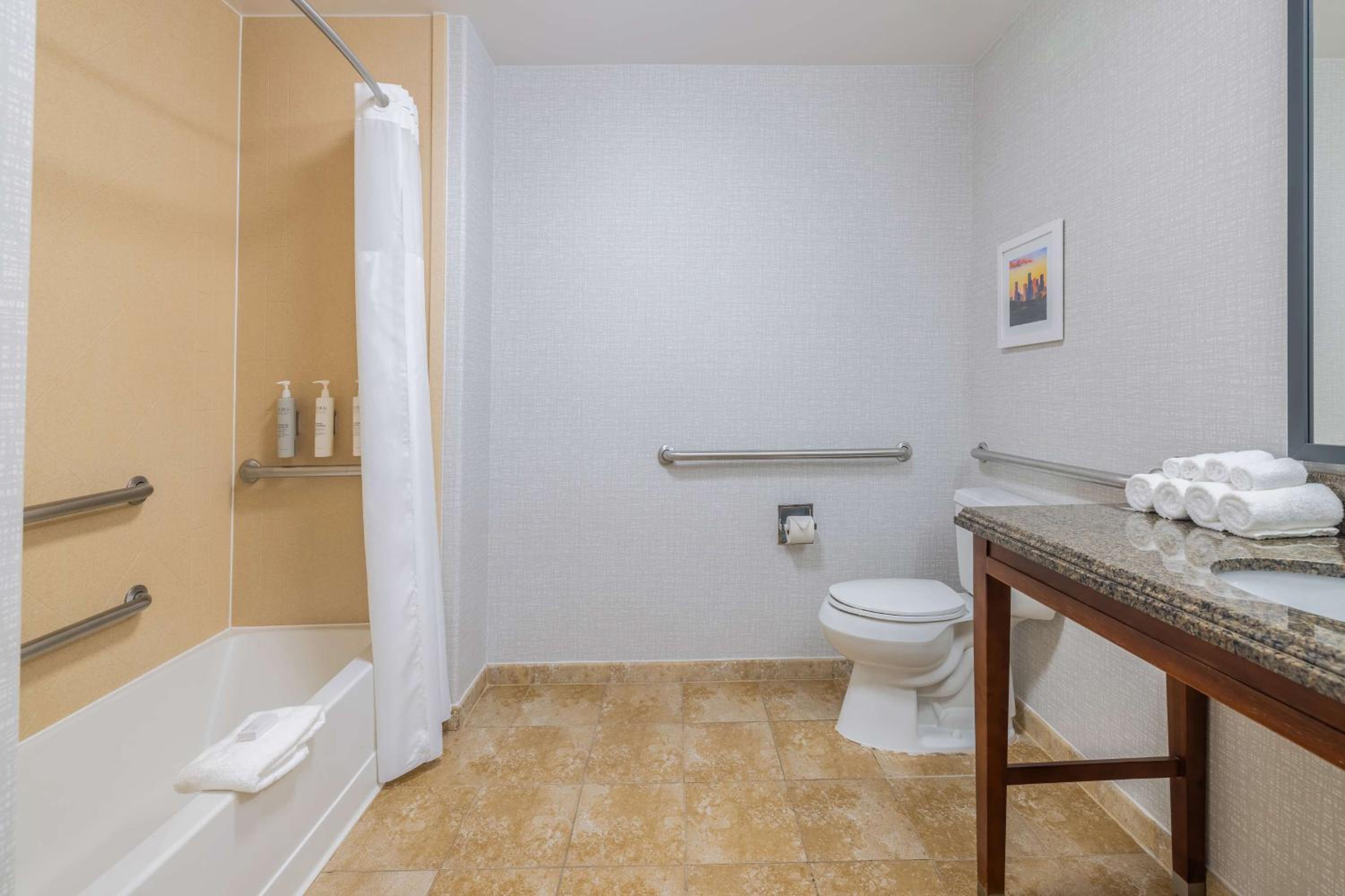 King Room with Accessible Tub - Mobility and Hearing Access/Non-Smoking - Photo 6
