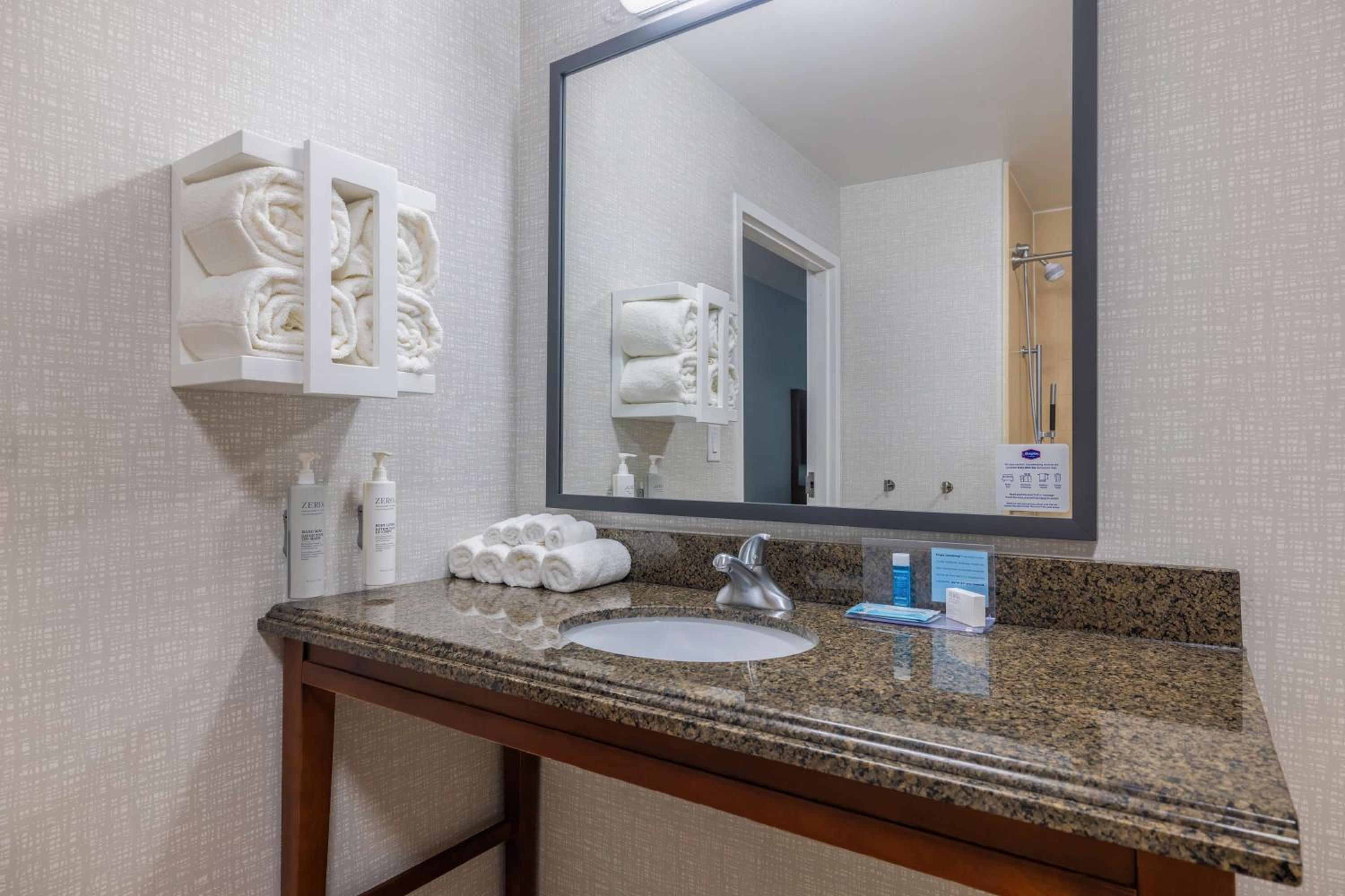 King Room with Accessible Tub - Mobility and Hearing Access/Non-Smoking - Photo 7