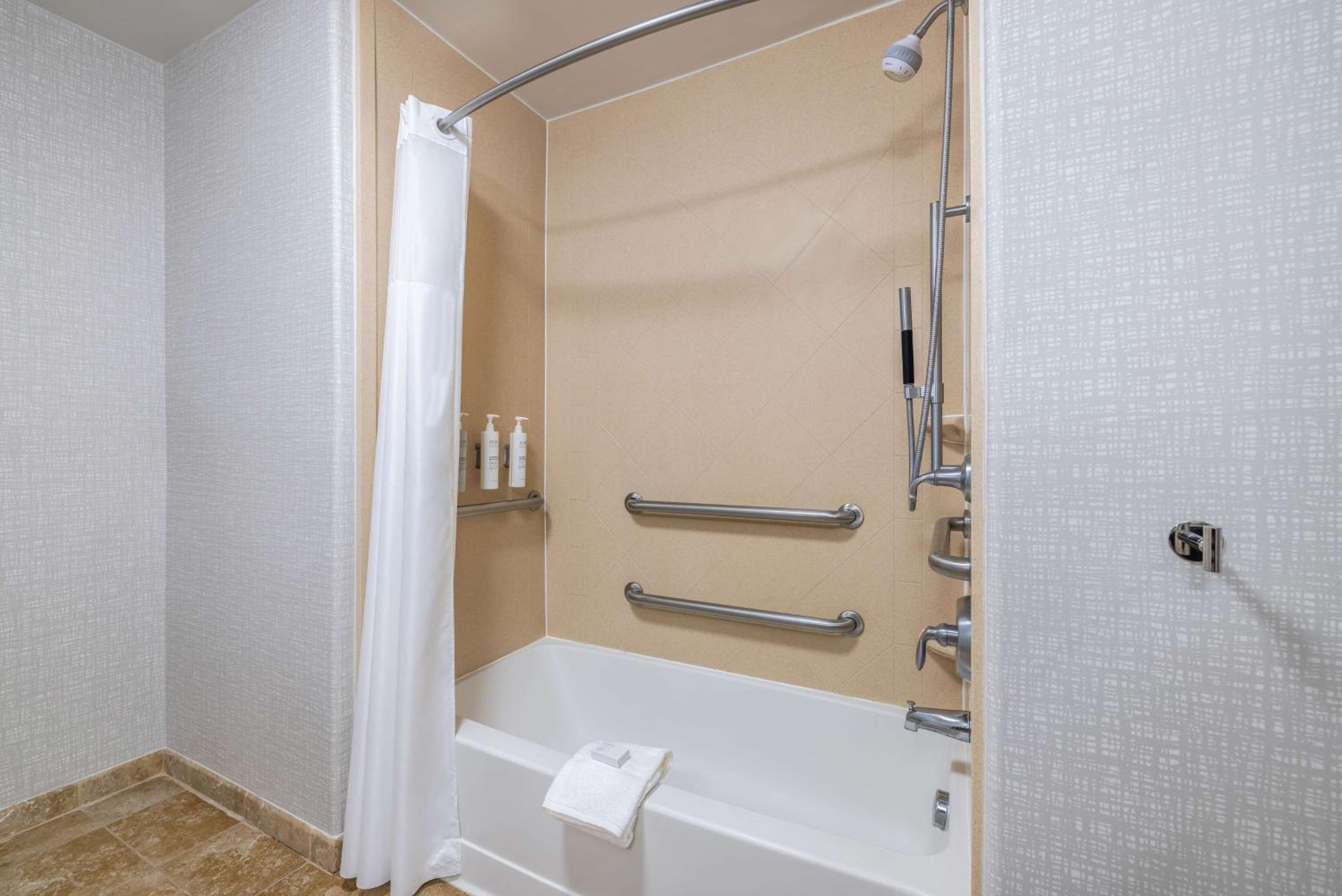 King Room with Accessible Tub - Mobility and Hearing Access/Non-Smoking - Photo 8