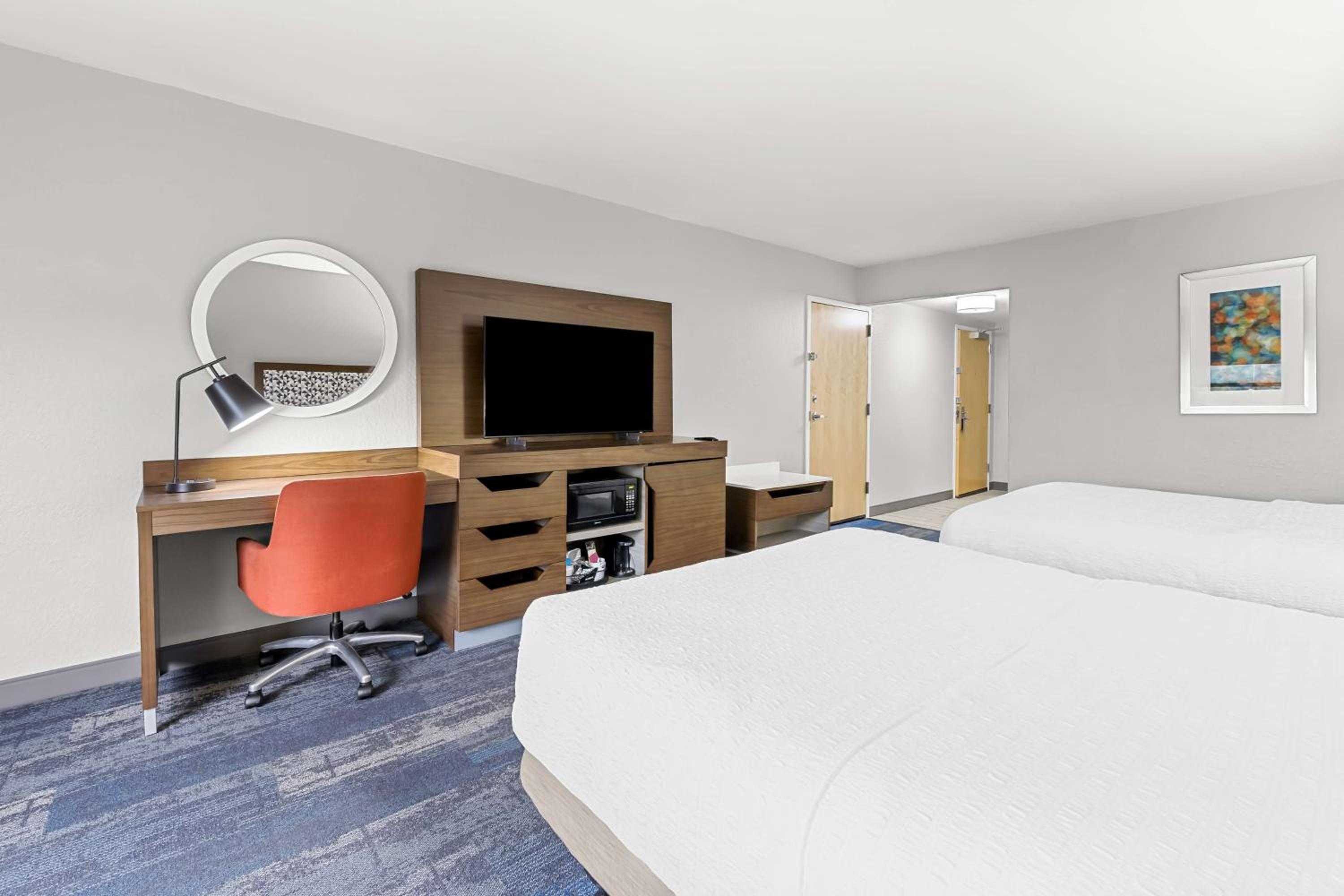 Queen Room with Two Queen Beds (4 Adults) - Photo 1