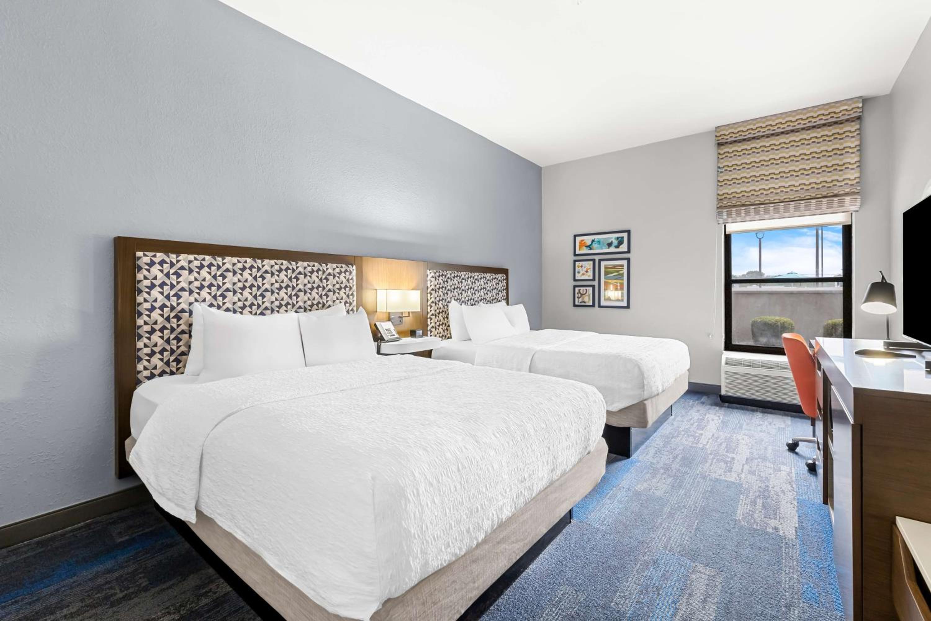 Queen Room with Two Queen Beds (4 Adults) - Photo 4