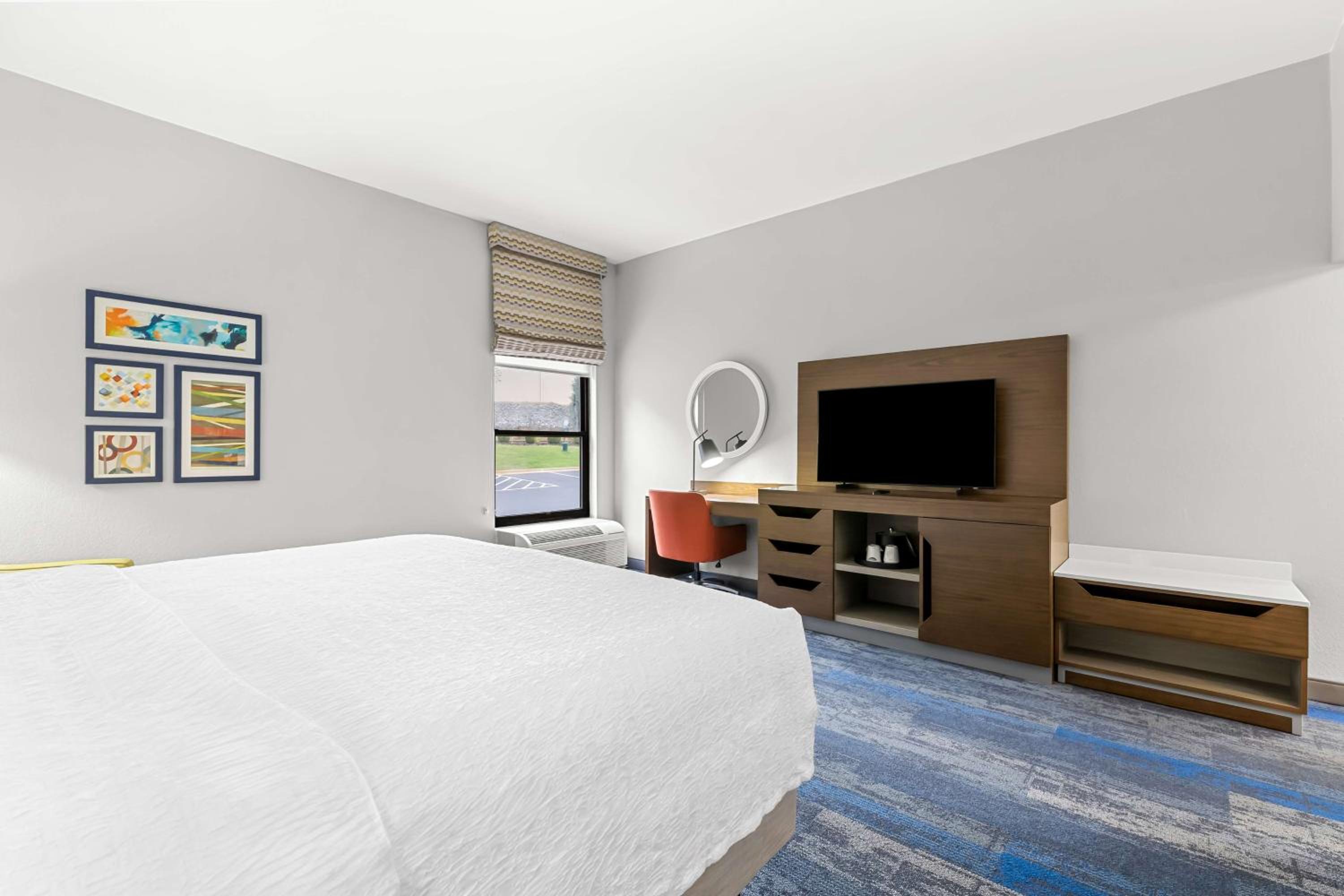 King Room with Sofa Bed and Study - Non-Smoking - Photo 4