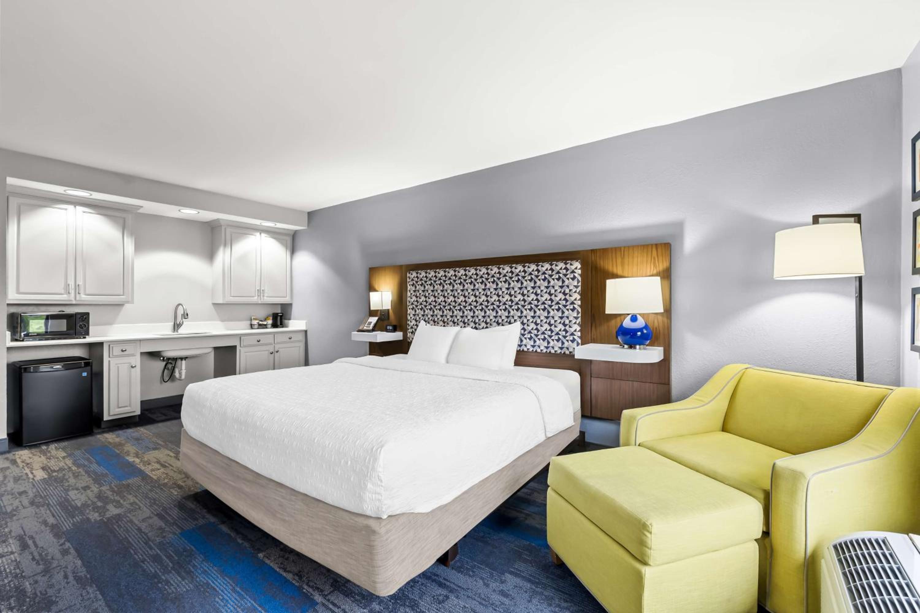 Deluxe King Room - Non-Smoking - Photo 4