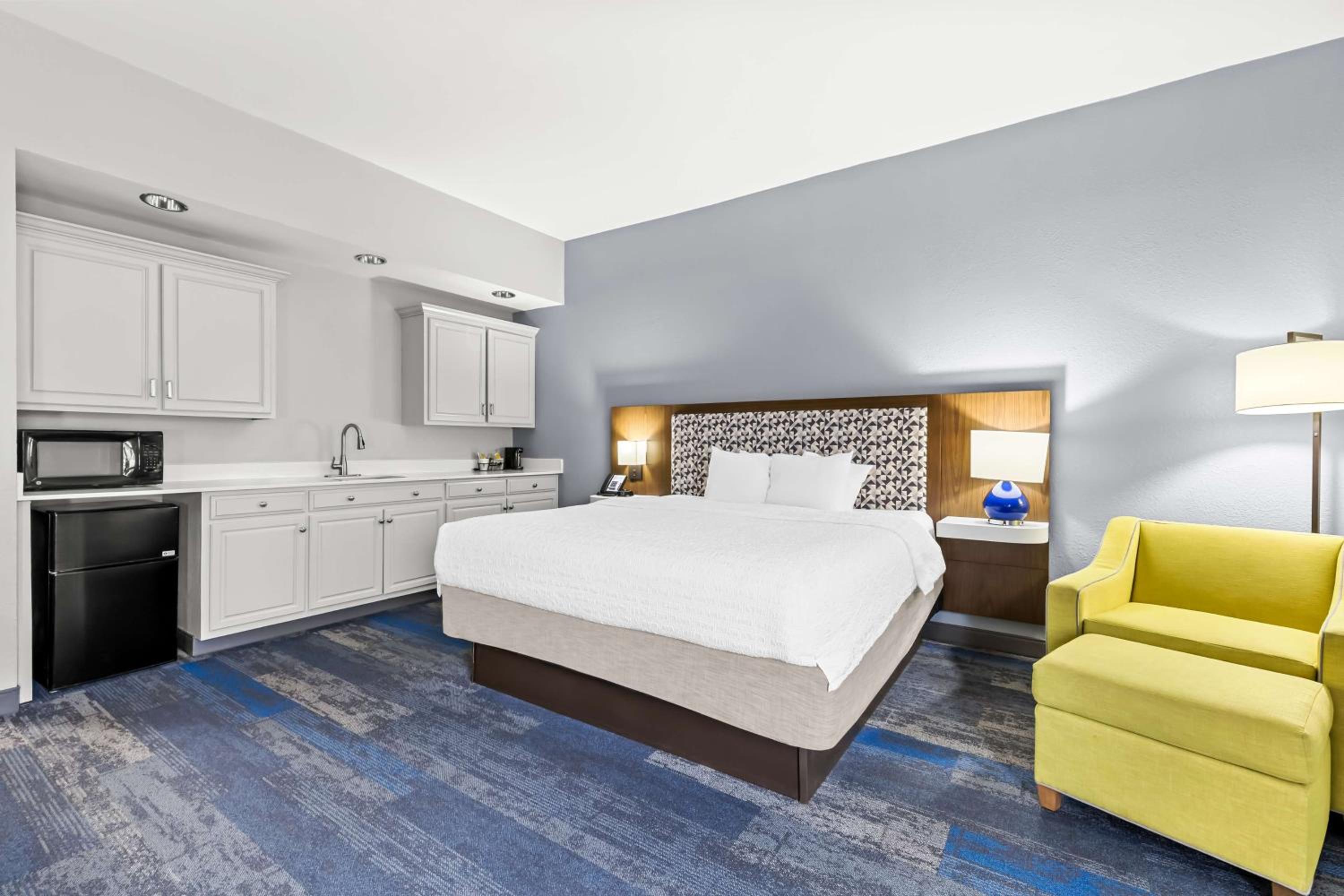 Deluxe King Room - Non-Smoking - Photo 5