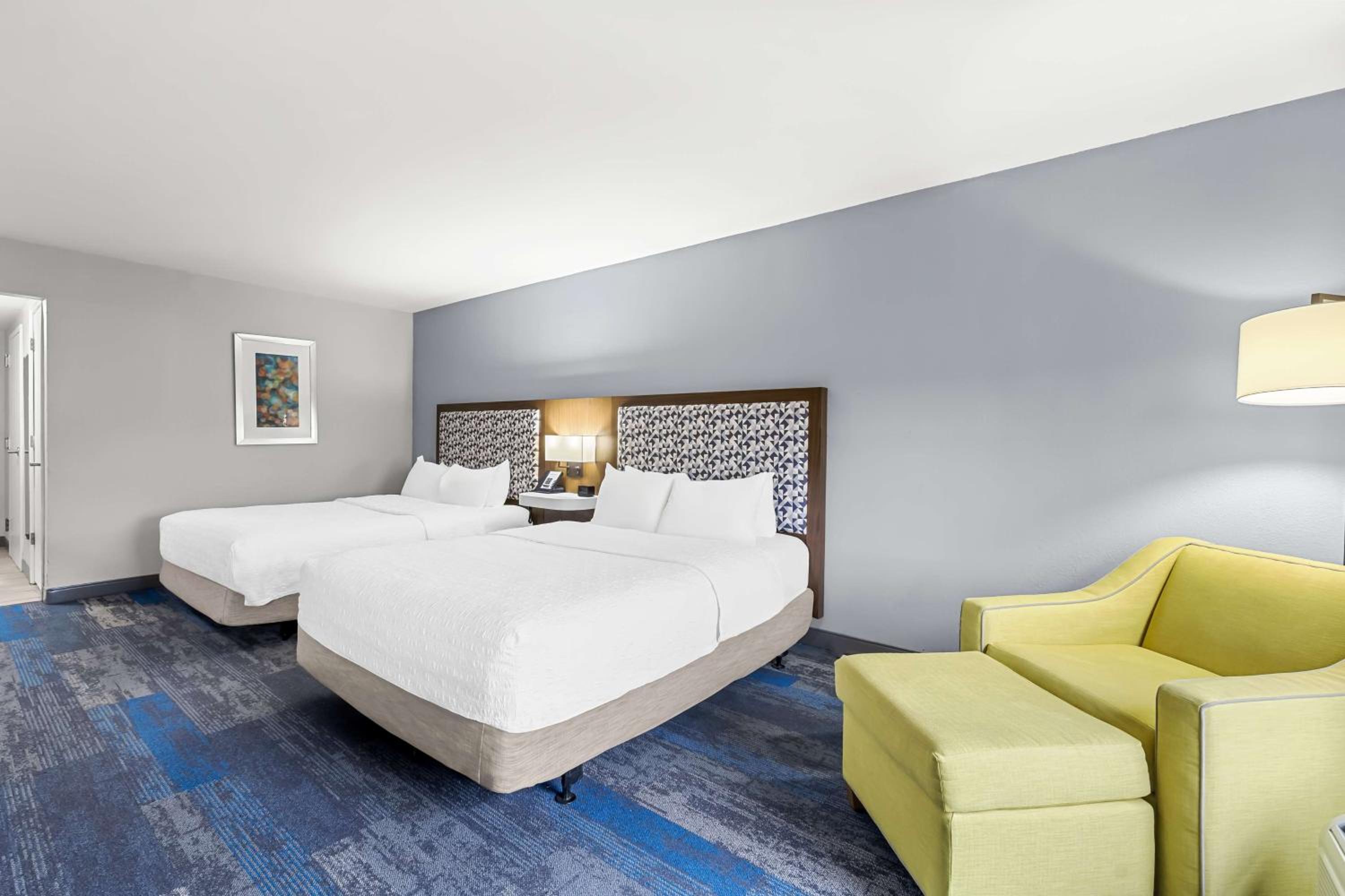 Queen Room with Two Queen Beds (4 Adults) - Photo 9