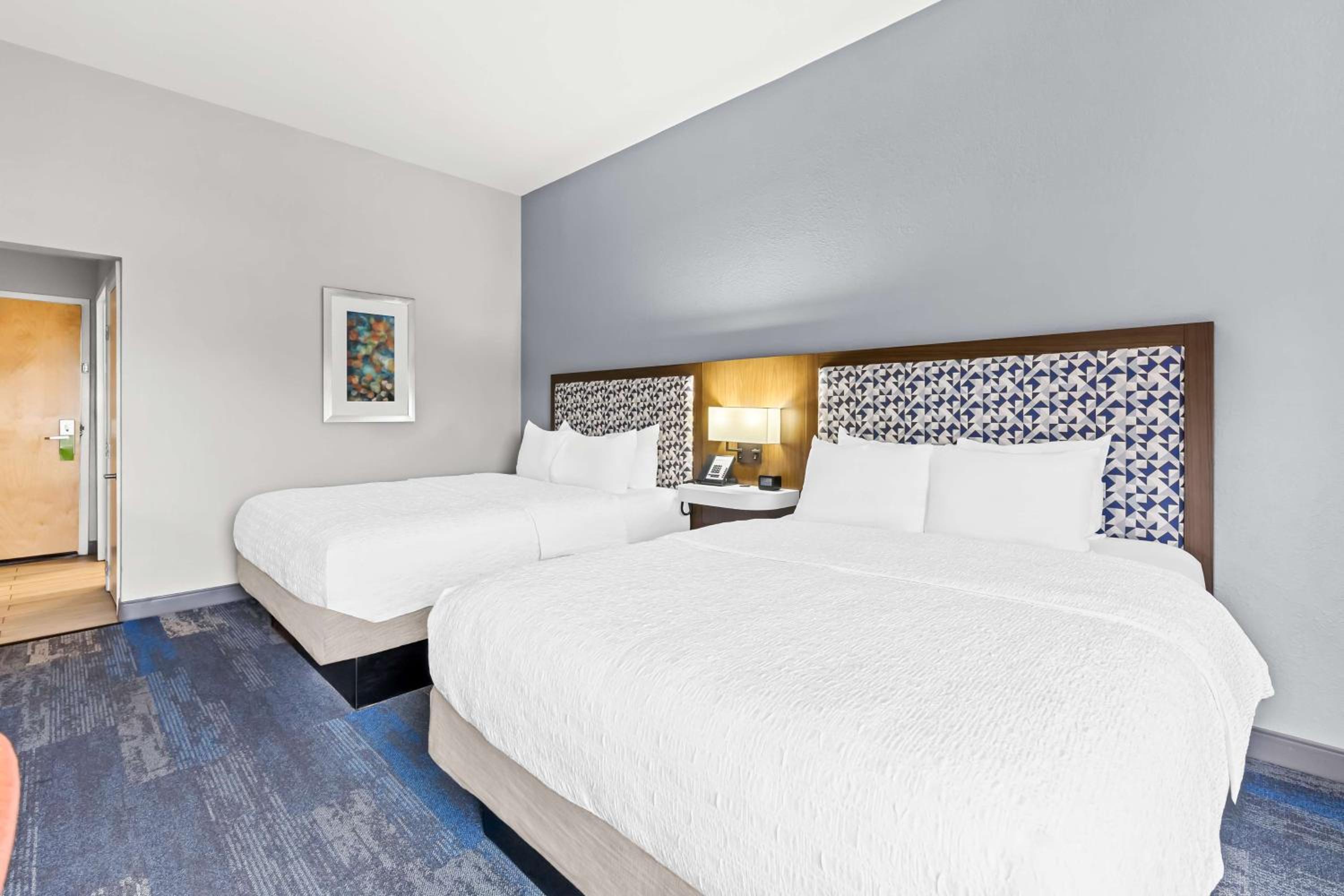 Queen Room with Two Queen Beds (4 Adults) - Photo 2