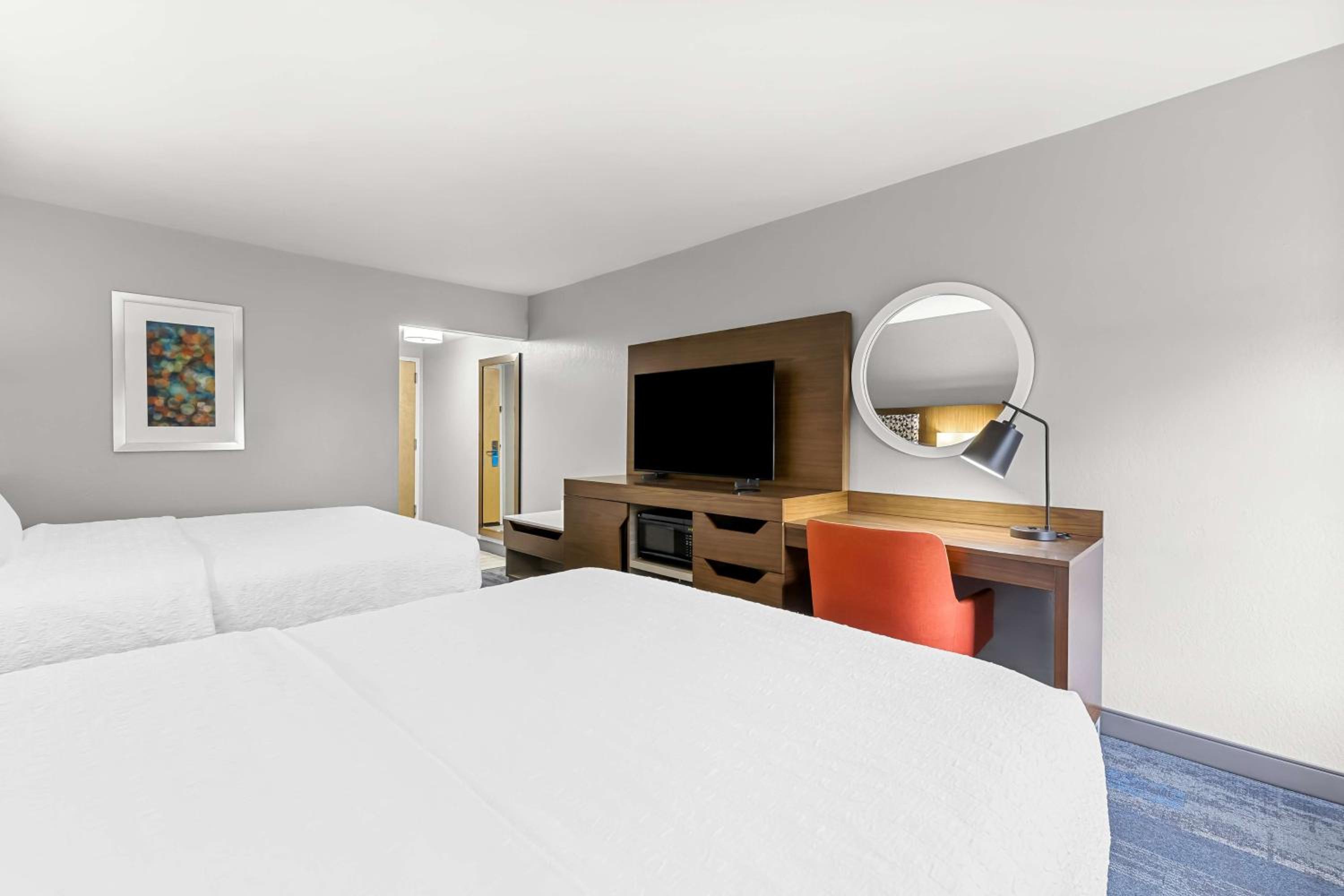 Queen Room with Two Queen Beds (4 Adults) - Photo 8