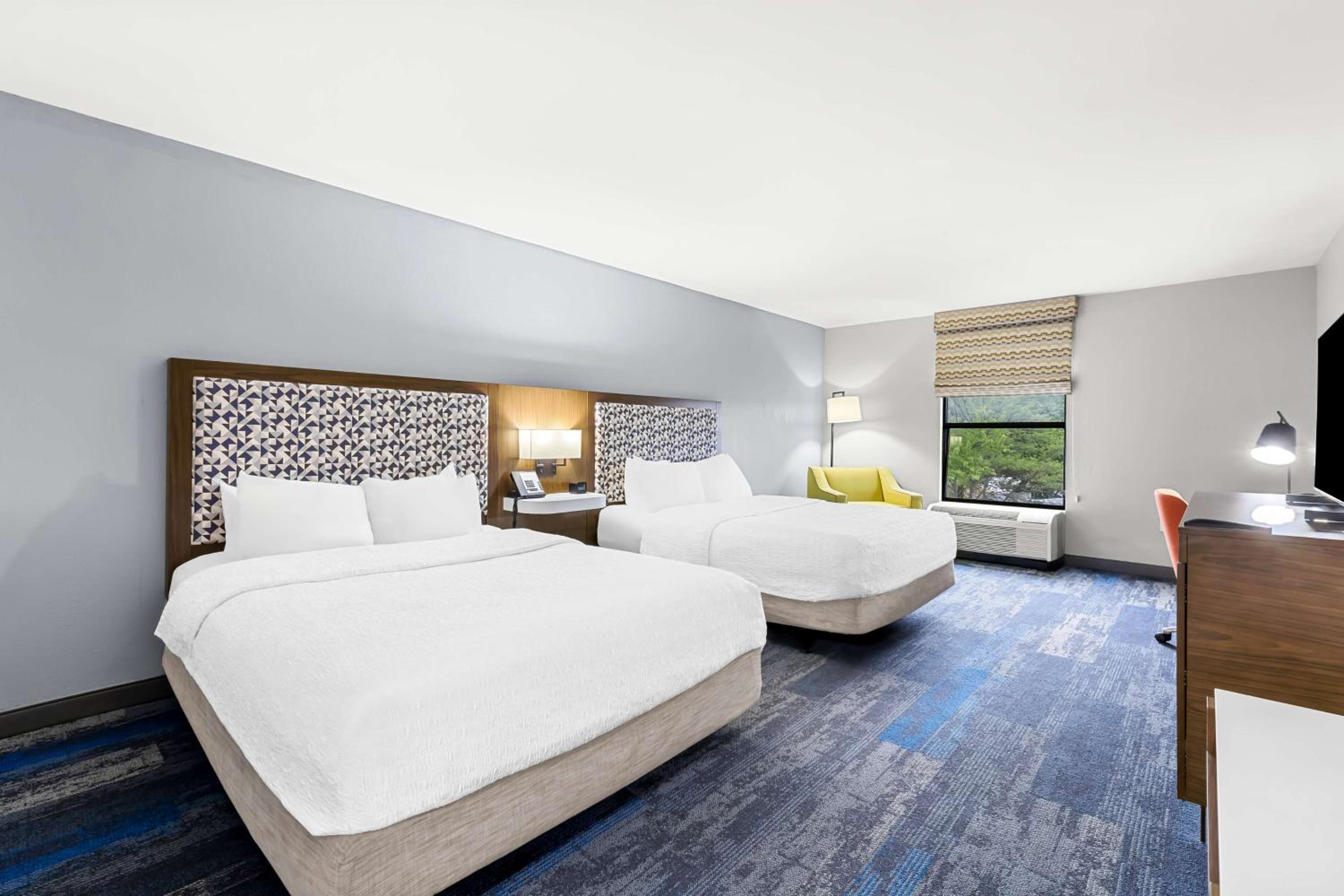 Queen Room with Two Queen Beds (4 Adults) - Photo 3