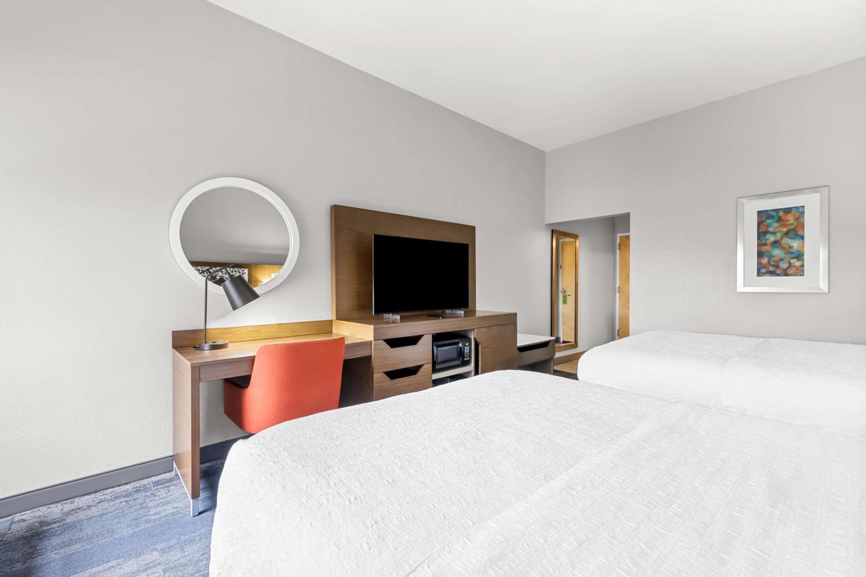 Queen Room with Two Queen Beds (4 Adults) - Photo 6