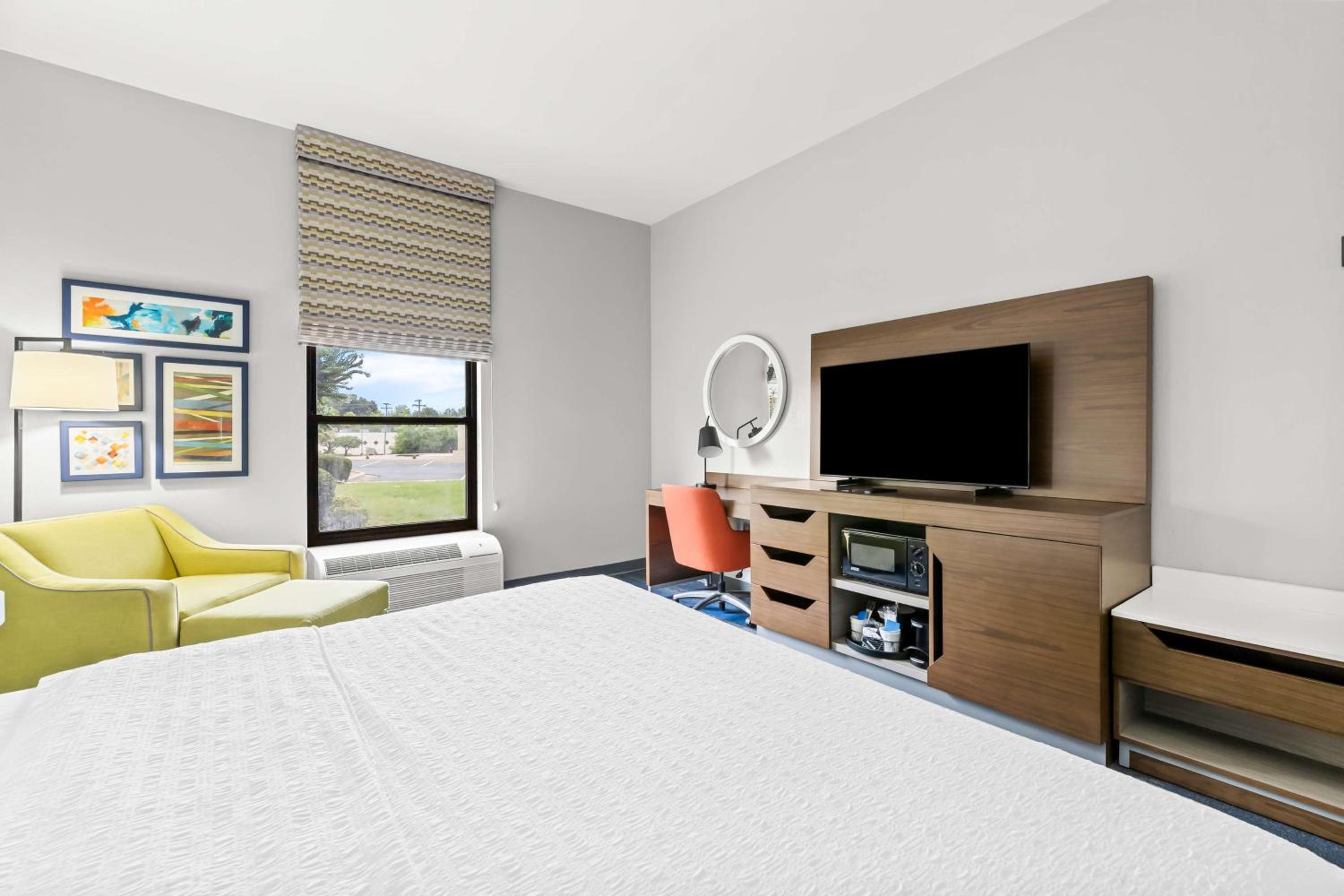 King Room with Accessible Tub - Mobility and Hearing Access/Non-Smoking - Photo 3