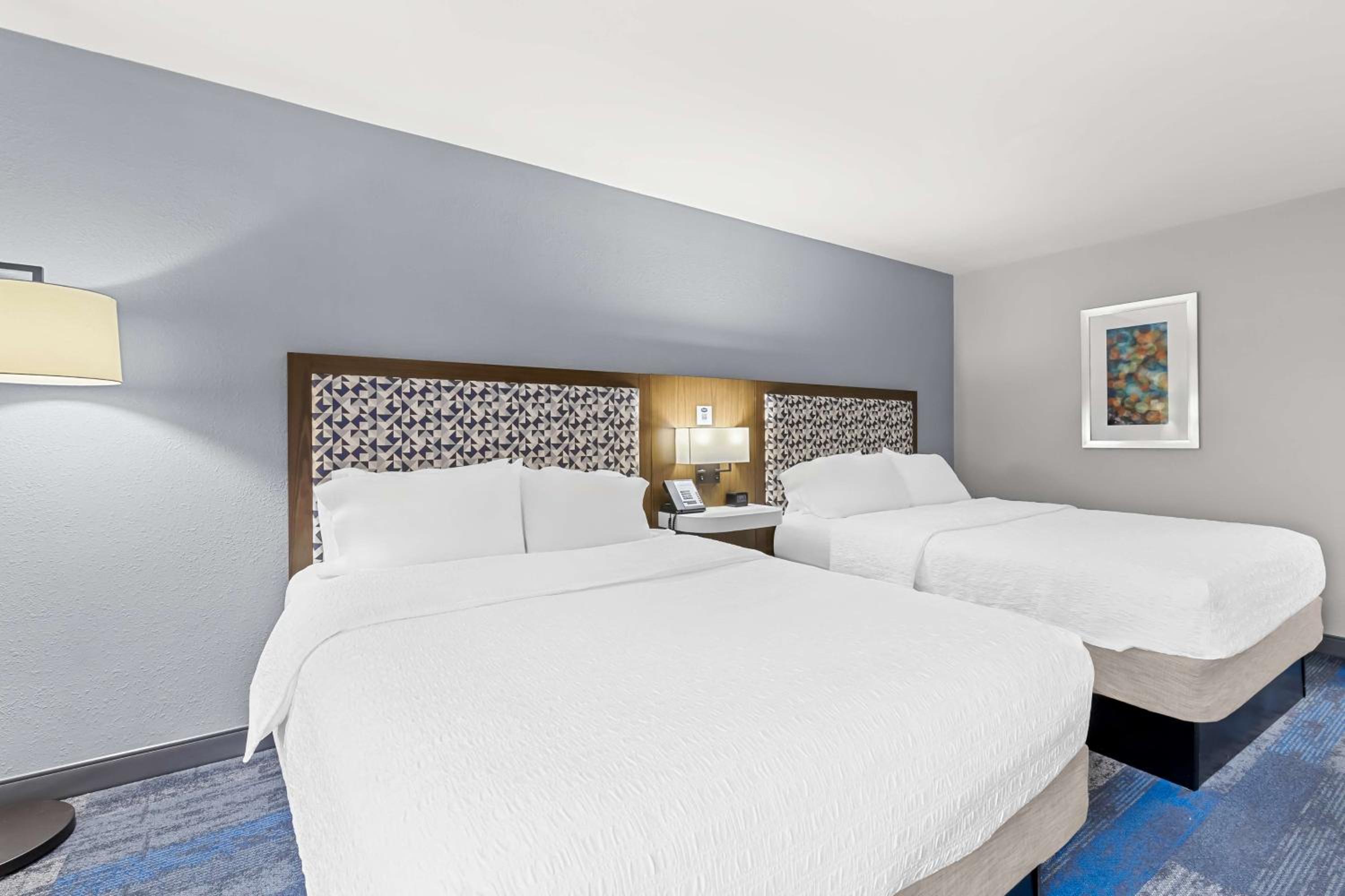 Queen Room with Two Queen Beds (4 Adults) - Photo 5