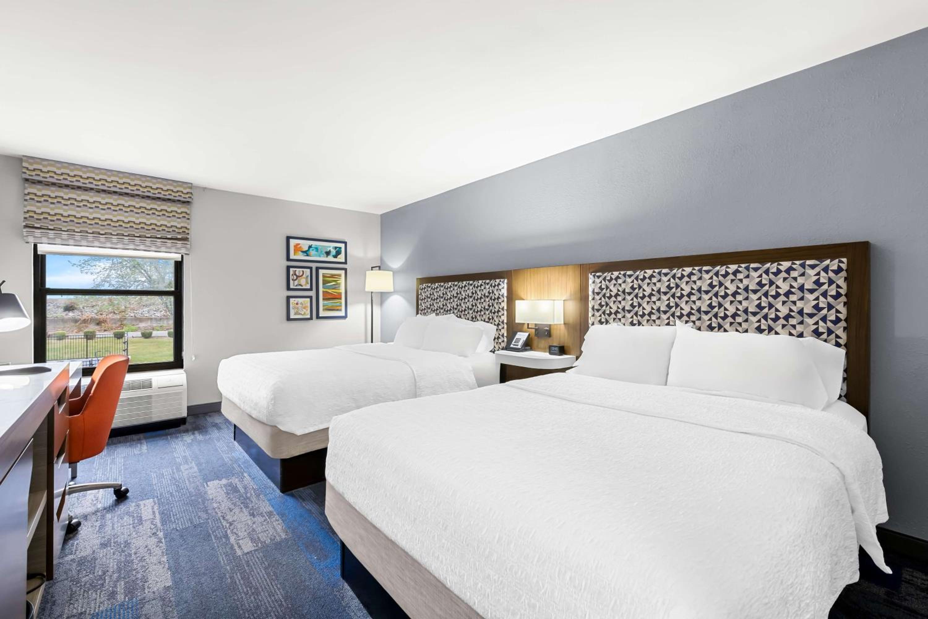 Queen Room with Two Queen Beds (4 Adults) - Photo 7